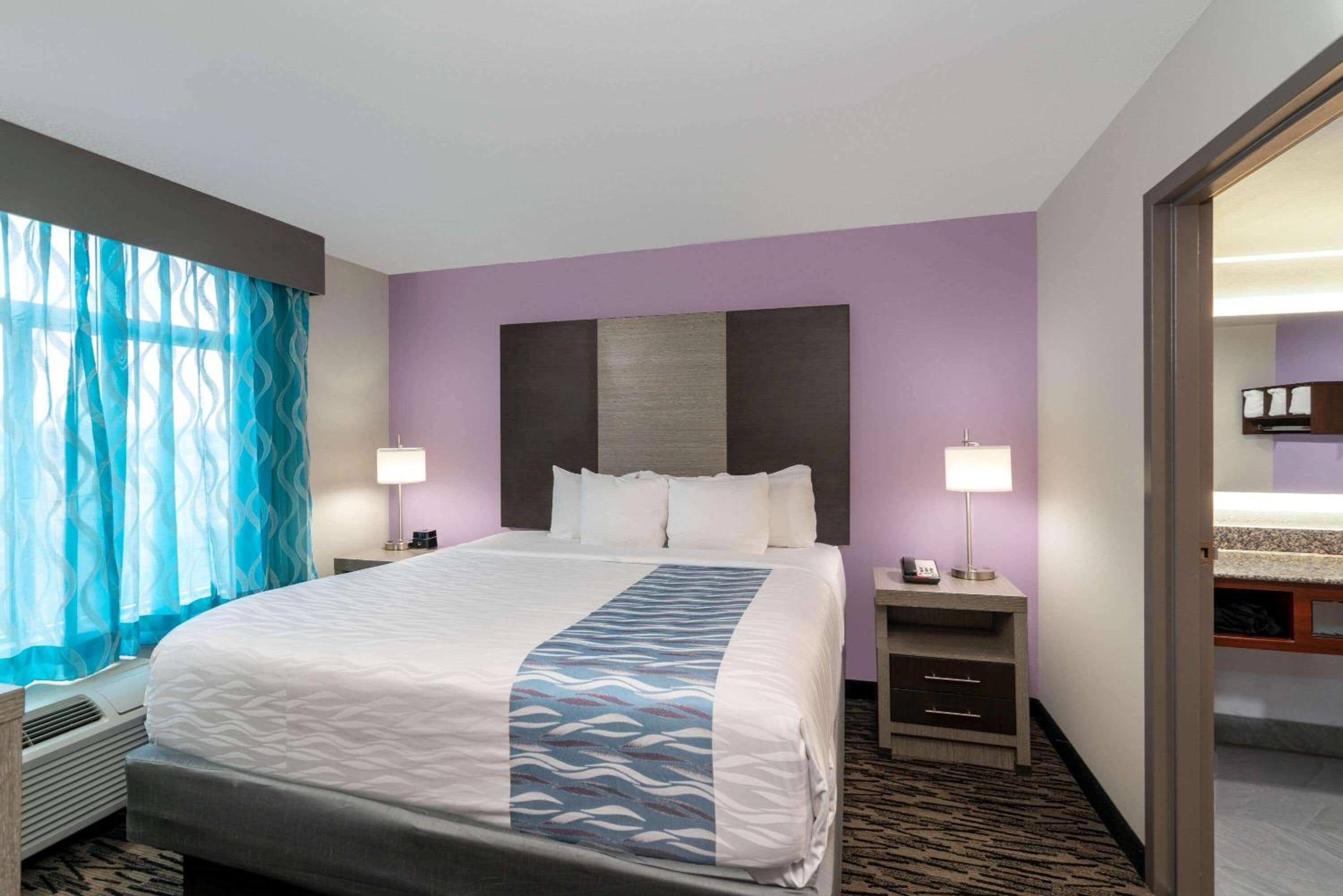 One-Bedroom Executive King Suite - Non-Smoking - Photo 2
