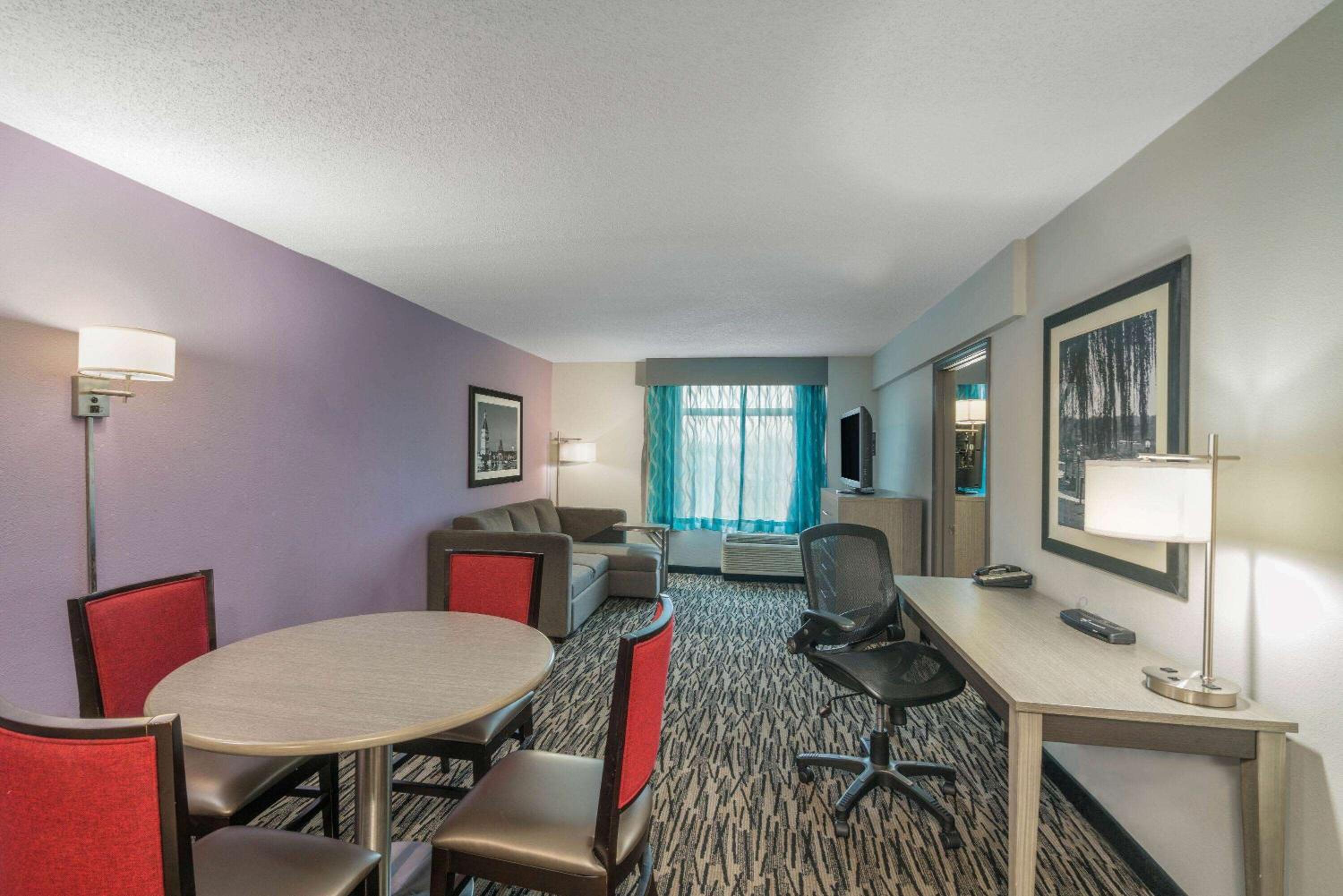 One-Bedroom Executive King Suite - Non-Smoking - Photo 7