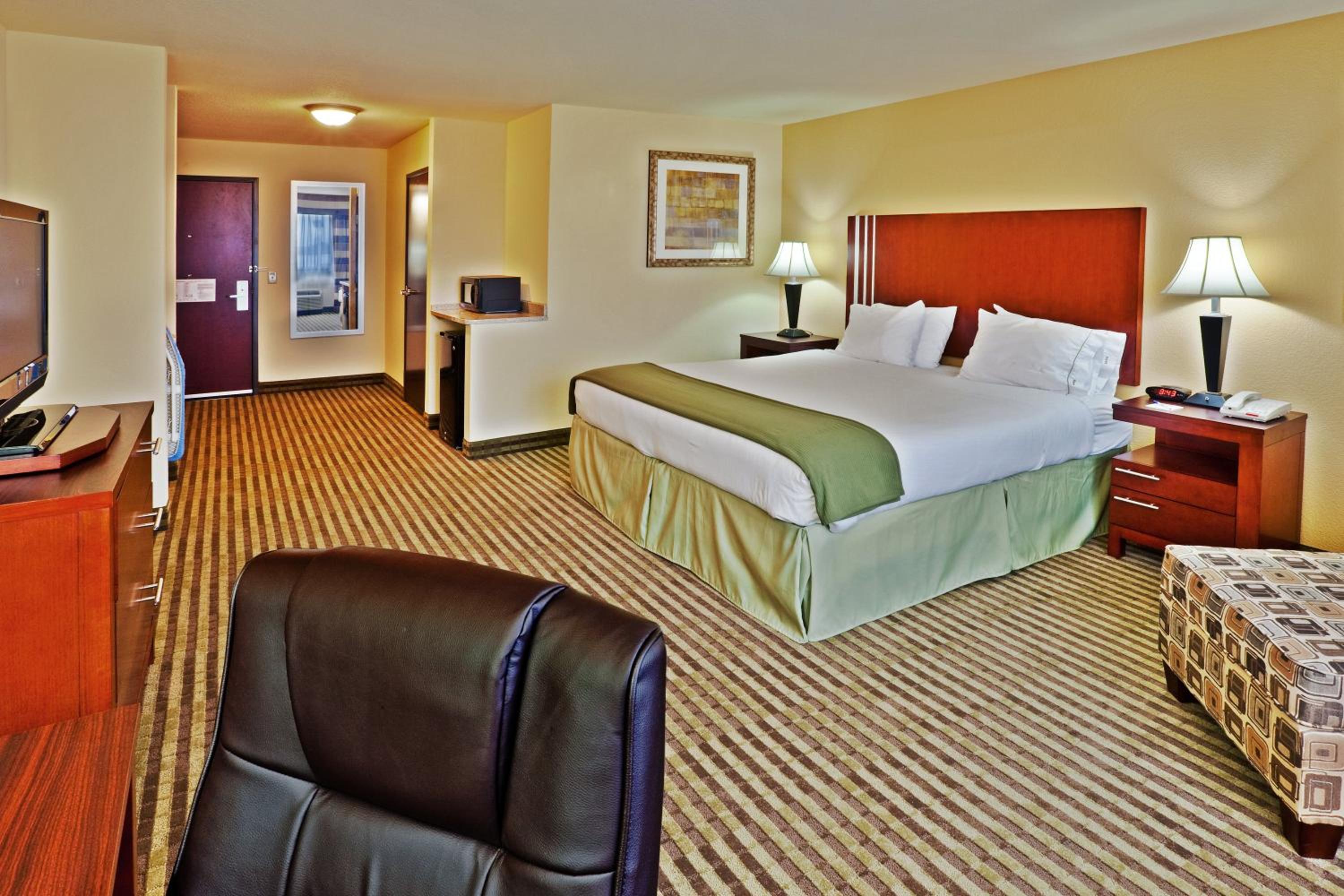 Standard King Room - Photo 5