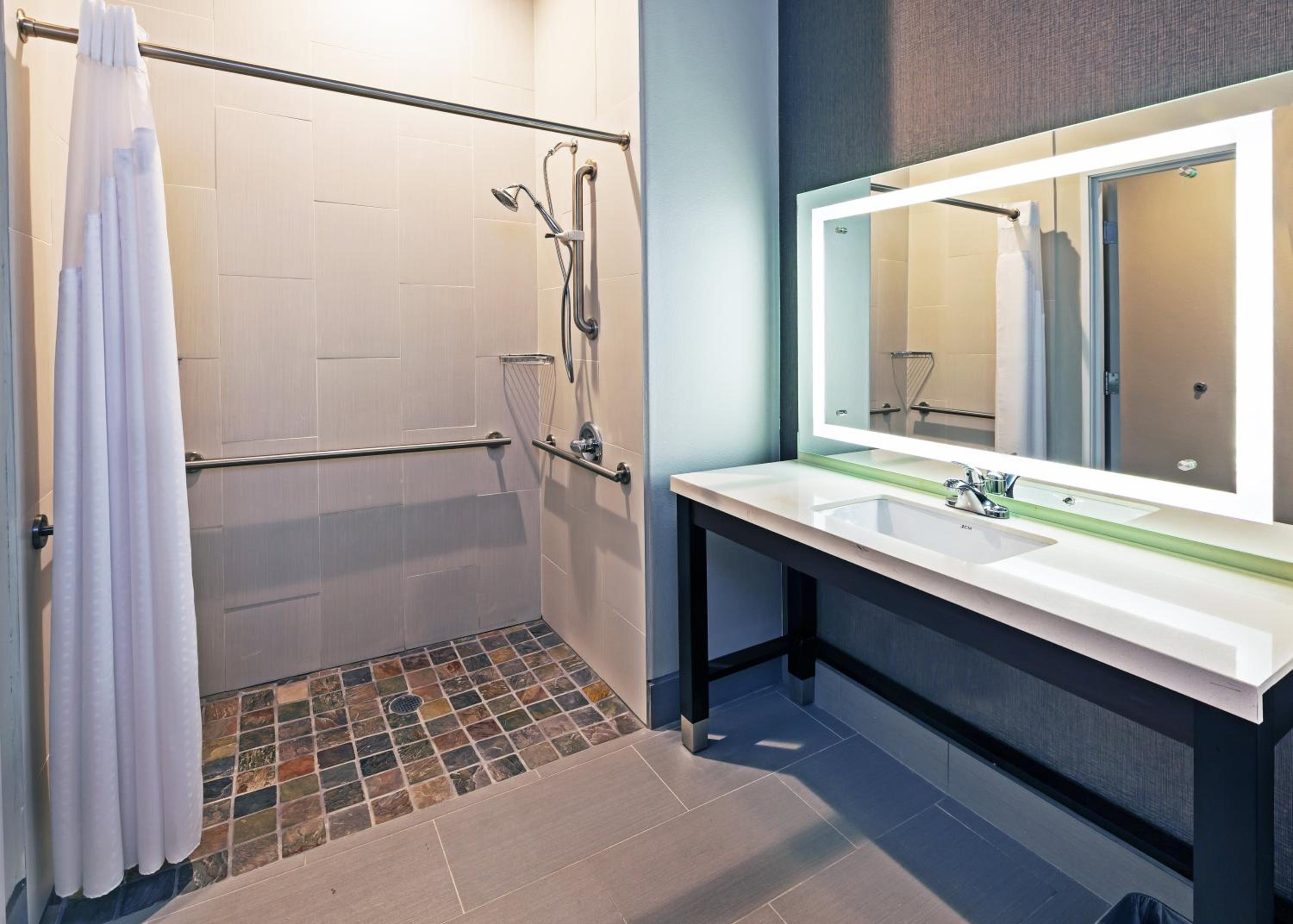 Queen Room With Two Queen Beds Hearing Accessible With Roll-In Shower - Non-Smoking