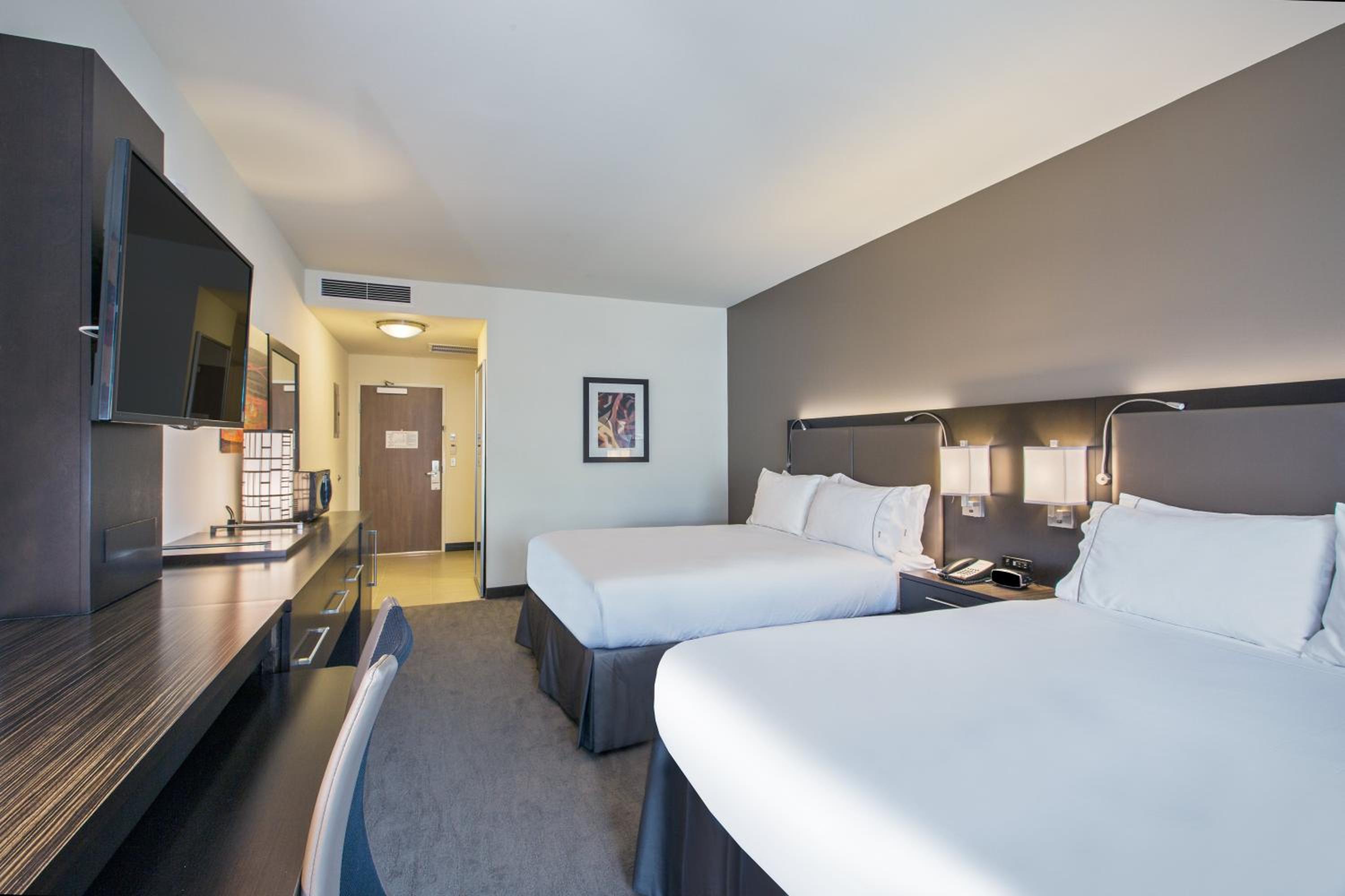 Standard Room with Two Queen Beds - Communications Accessible Tub