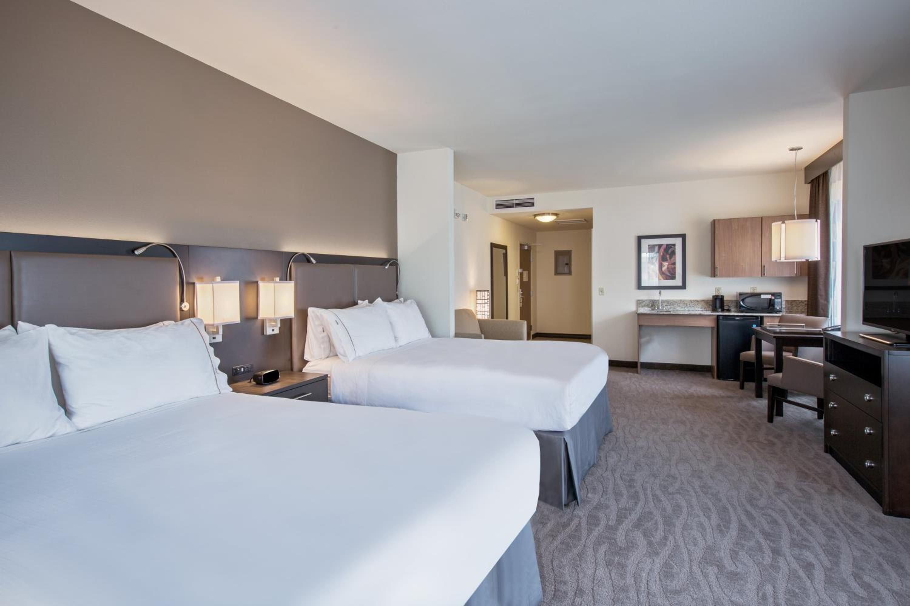Queen Room with Two Queen Beds - Disability Access with Bath Tub