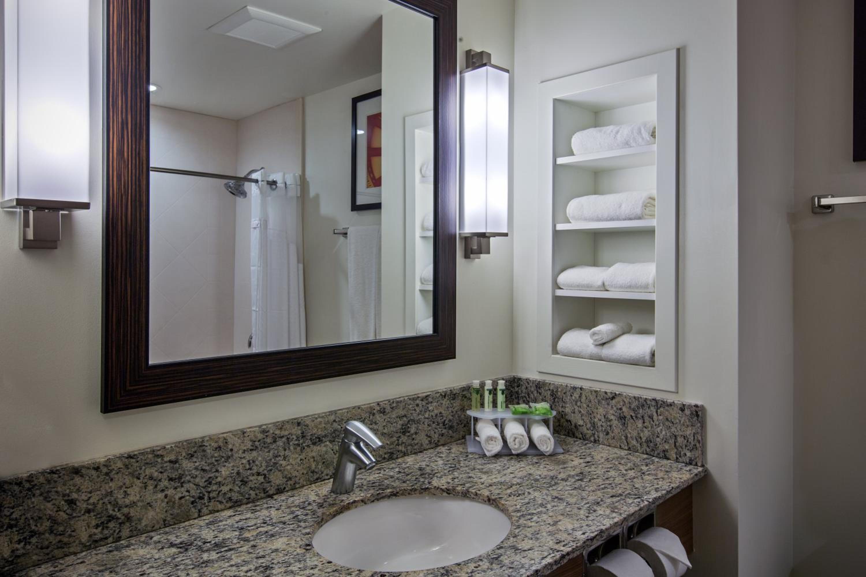 Standard Room with Two Queen Beds - Communications Accessible Tub photo 3