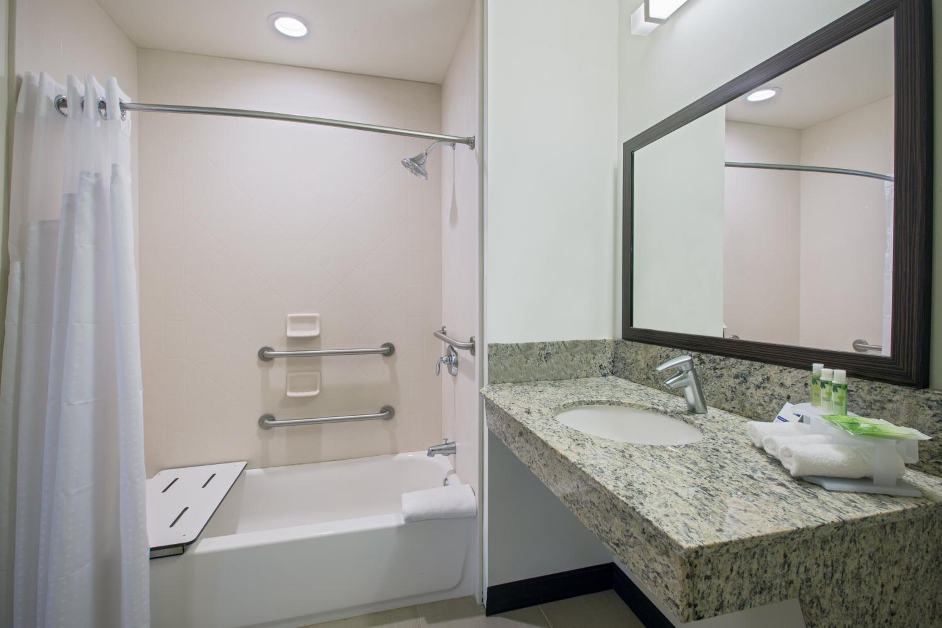 Standard Room with Two Queen Beds - Communications Accessible Tub photo 2