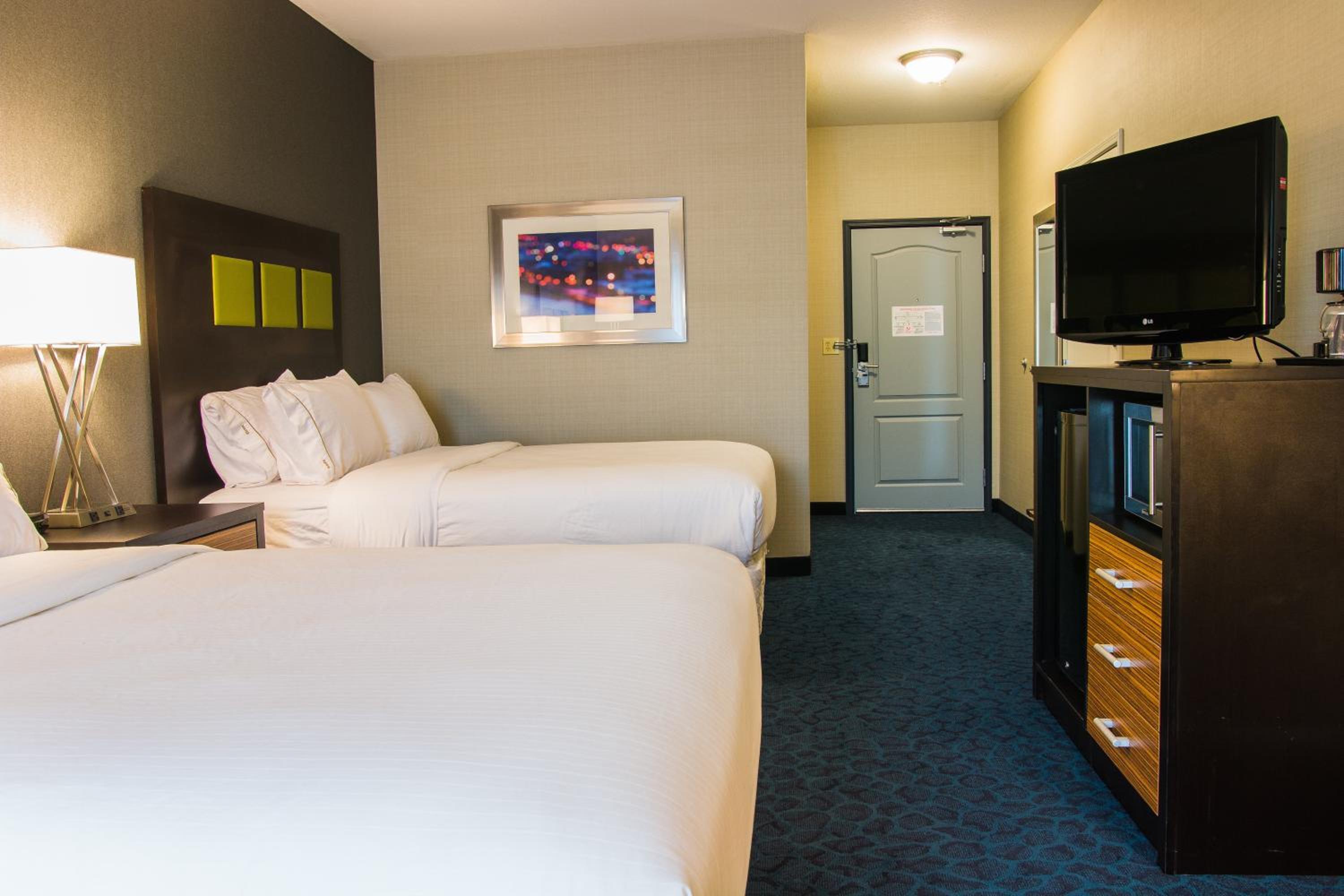 Standard Room with Two Queen Beds - Photo 2