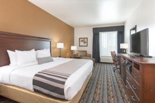 Queen Suite with Two Queen Beds and Sofa Bed - Mobility Accessible/Non-Smoking photo 2