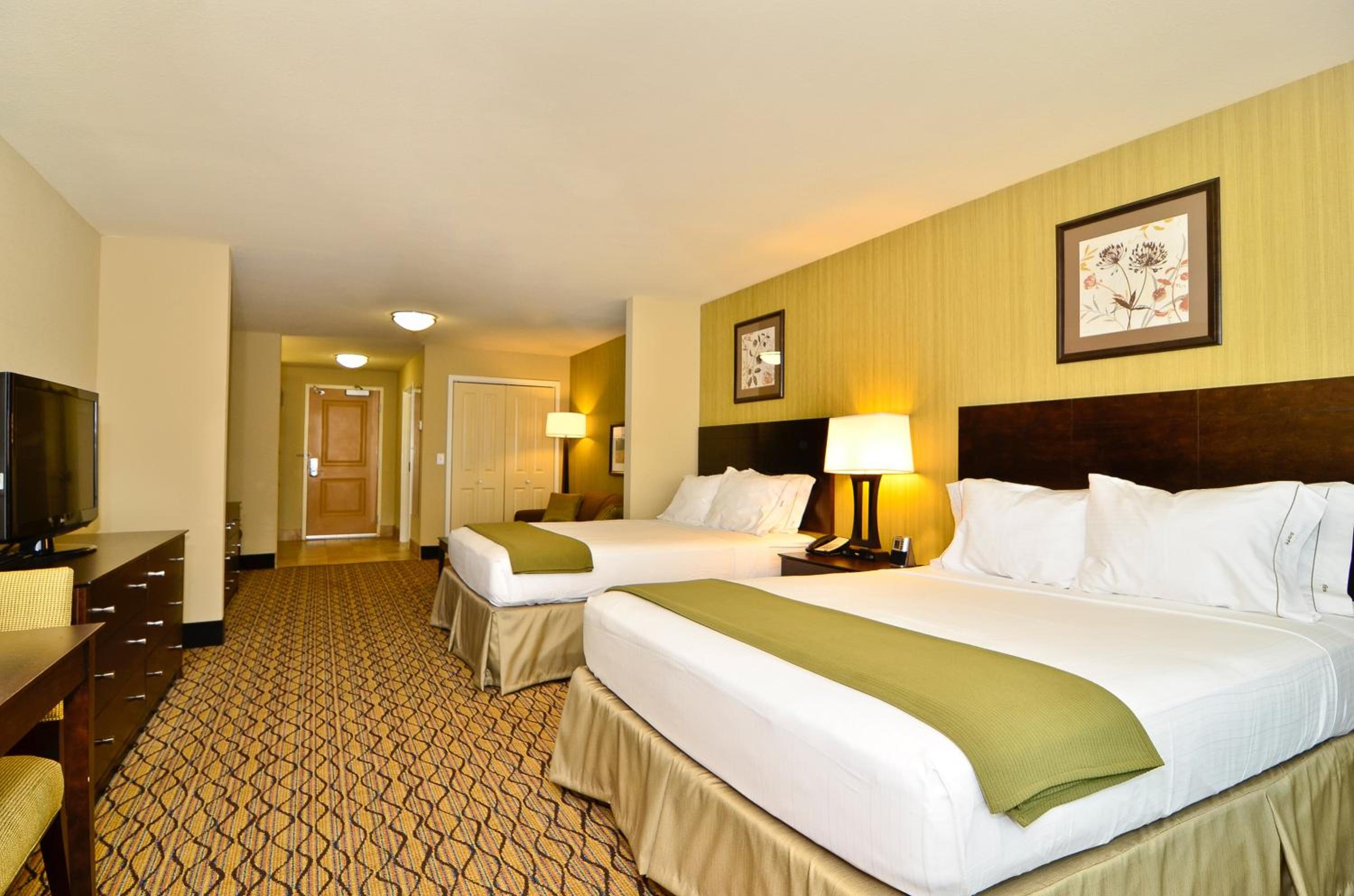 Suite with Two Queen Beds - Photo 3