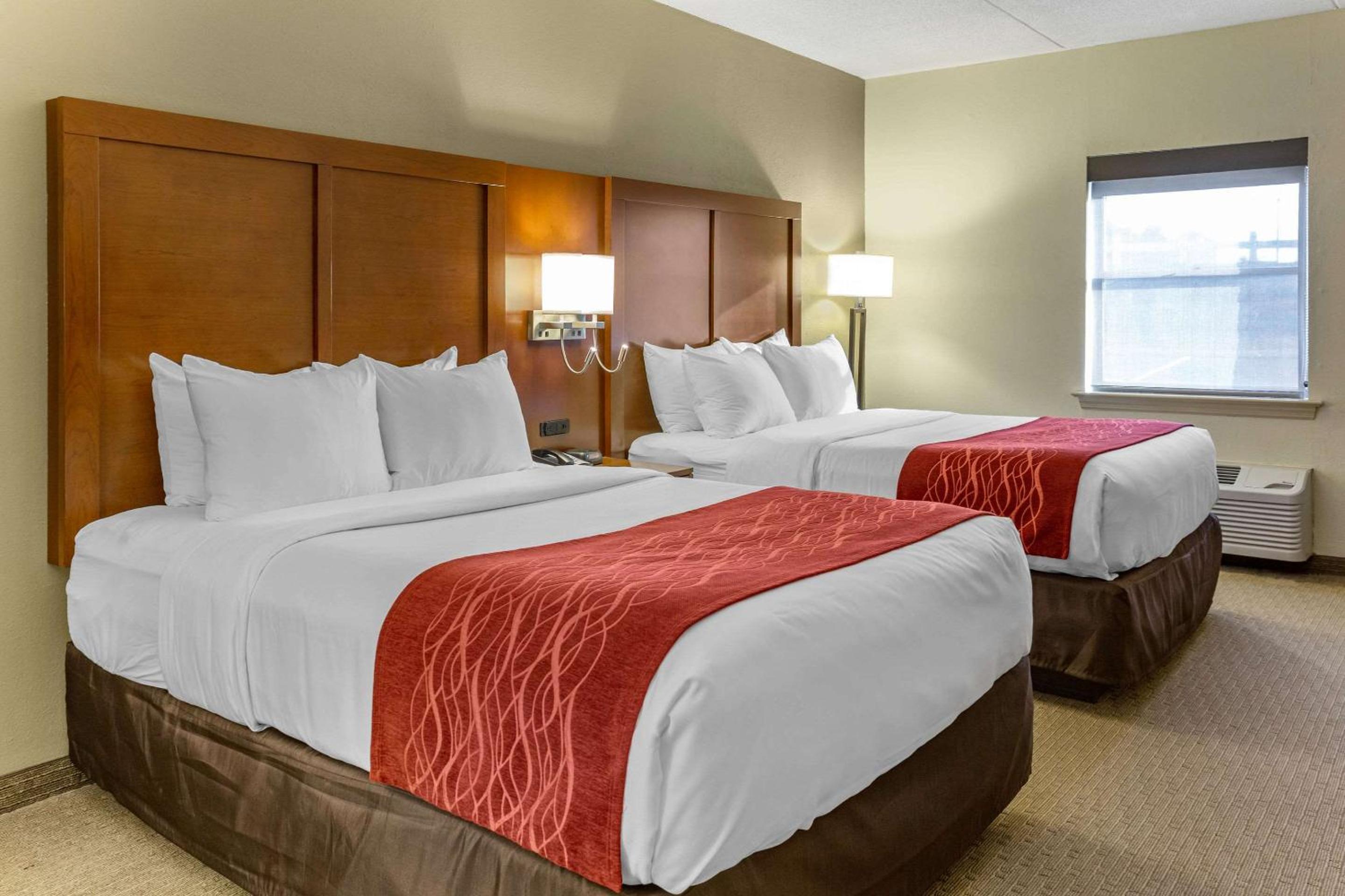 Queen Room with Two Queen Beds - Non-Smoking - Photo 1