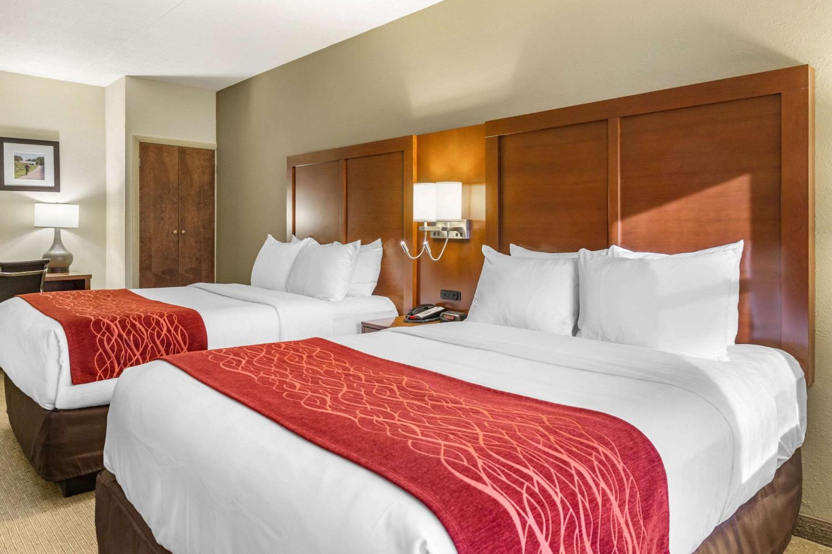 Queen Room with Two Queen Beds - Non-Smoking - Photo 5