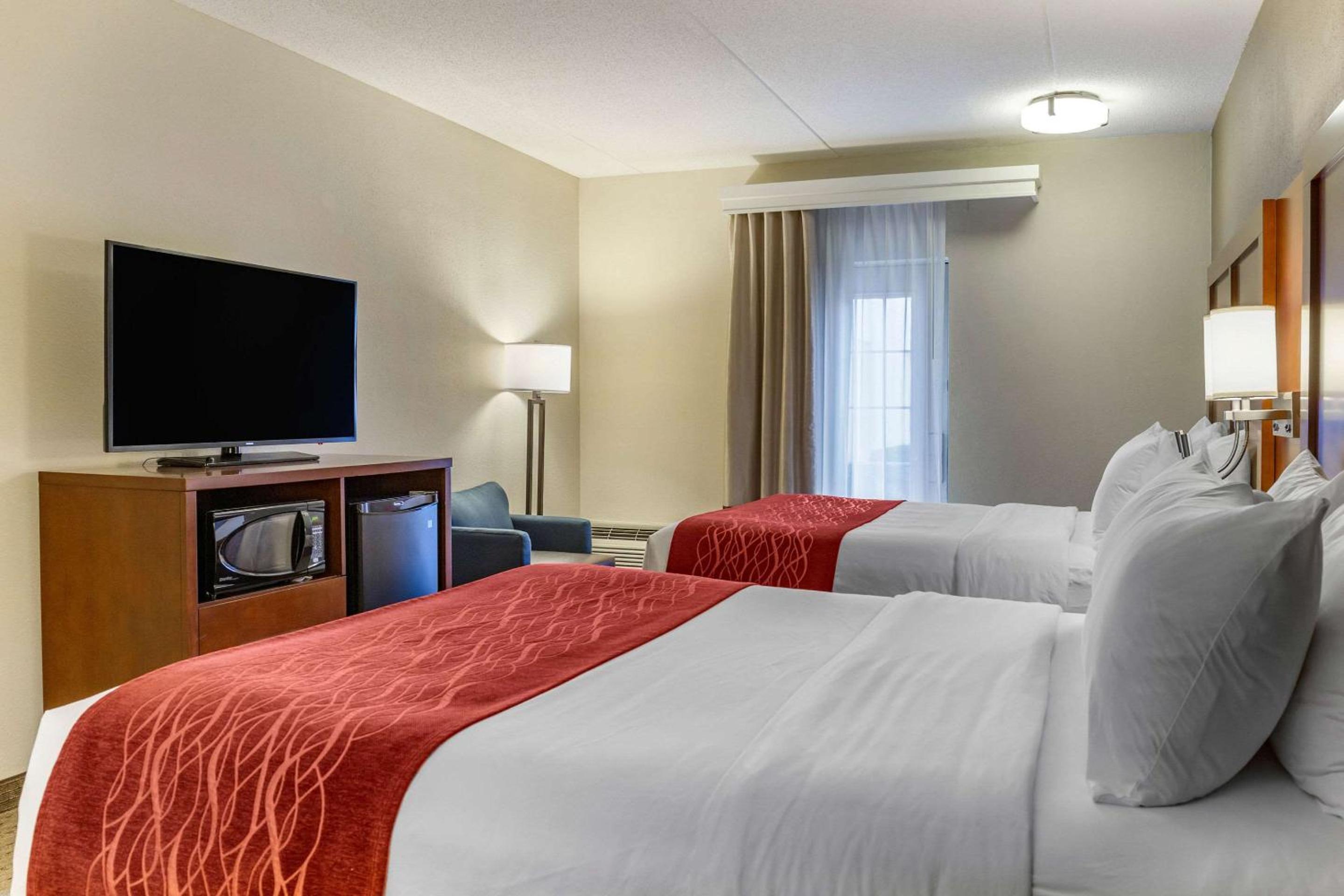 Queen Room with Two Queen Beds Poolside - Photo 4