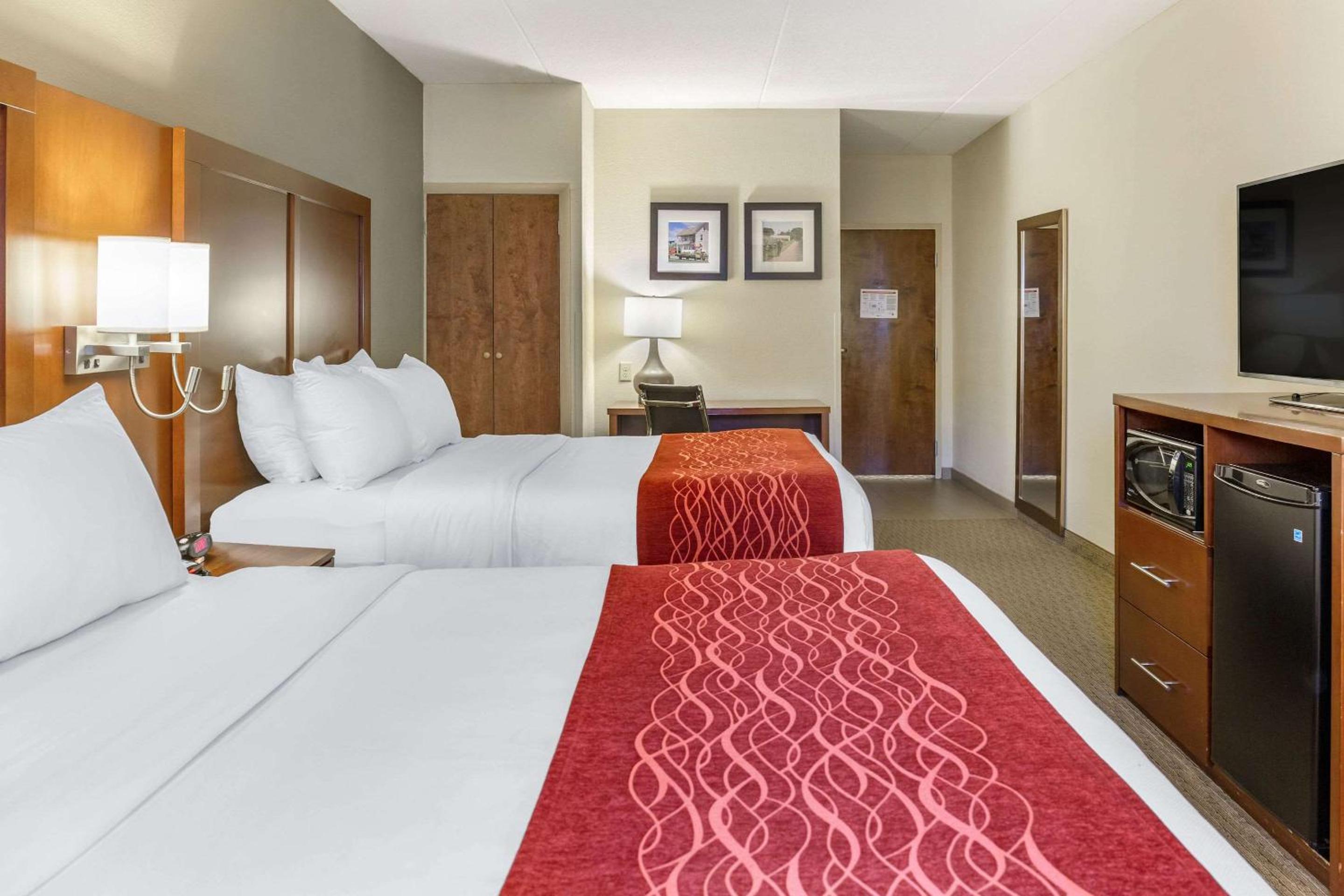 Queen Room with Two Queen Beds Poolside - Photo 2