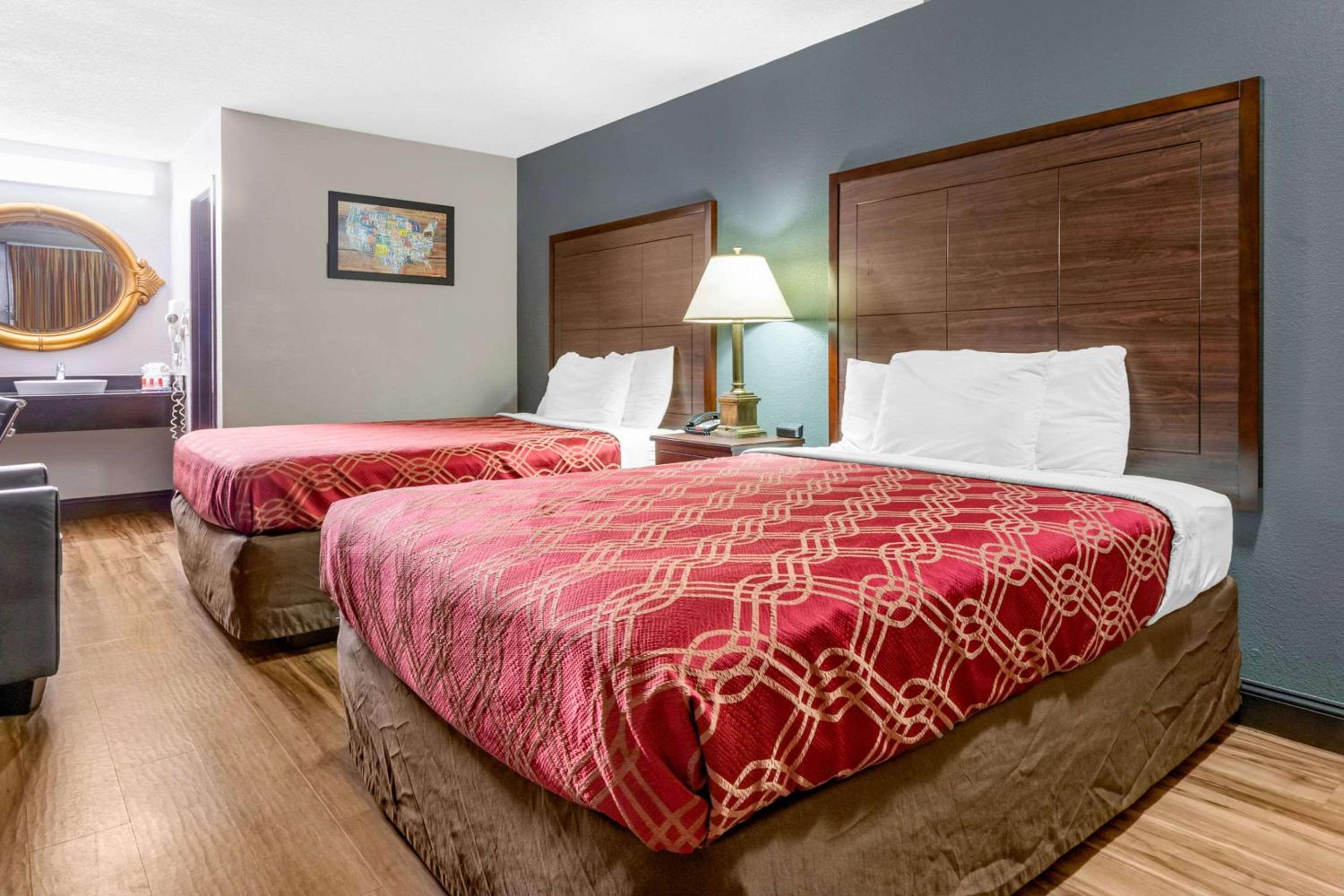 Standard Queen Room with Two Queen Beds - Smoking photo 1