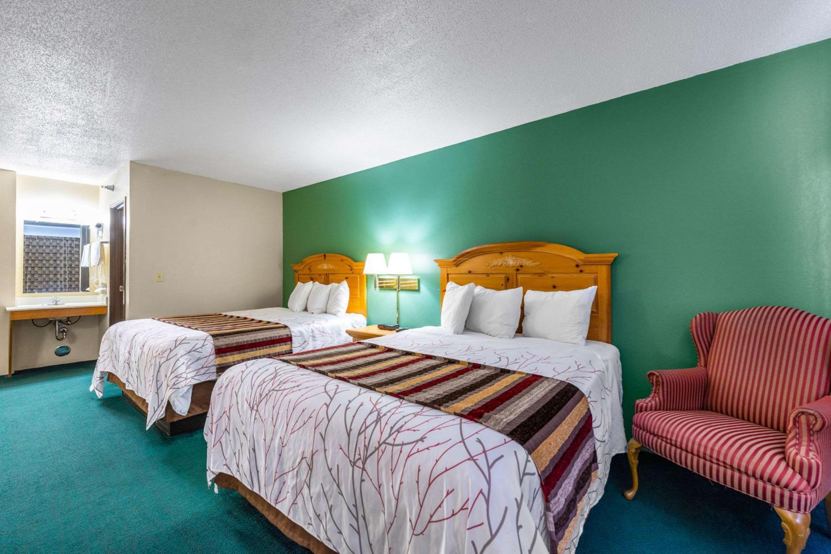 Queen Room with Two Queen Beds - Non-Smoking - Photo 4