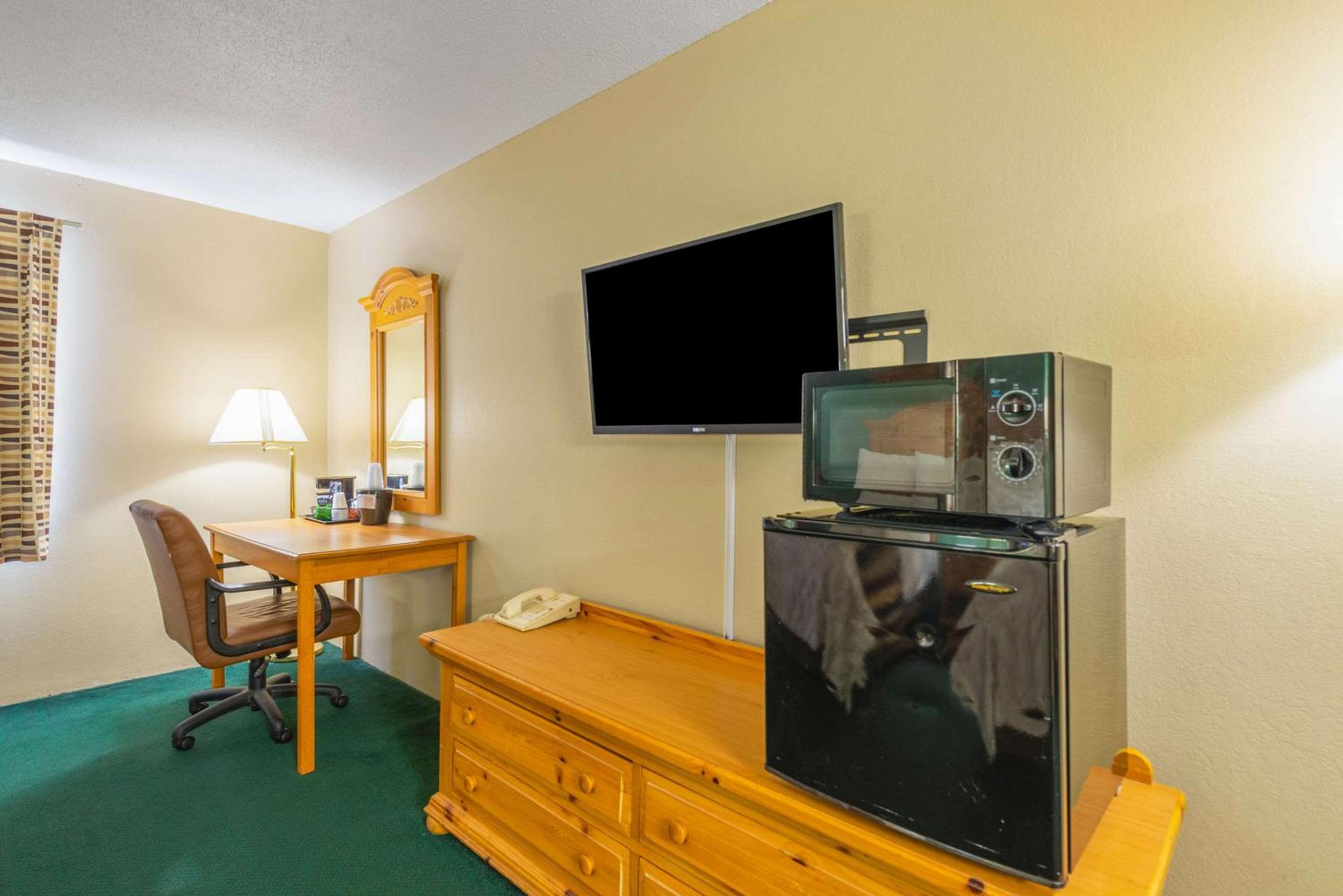 Queen Room with Two Queen Beds - Non-Smoking - Photo 2