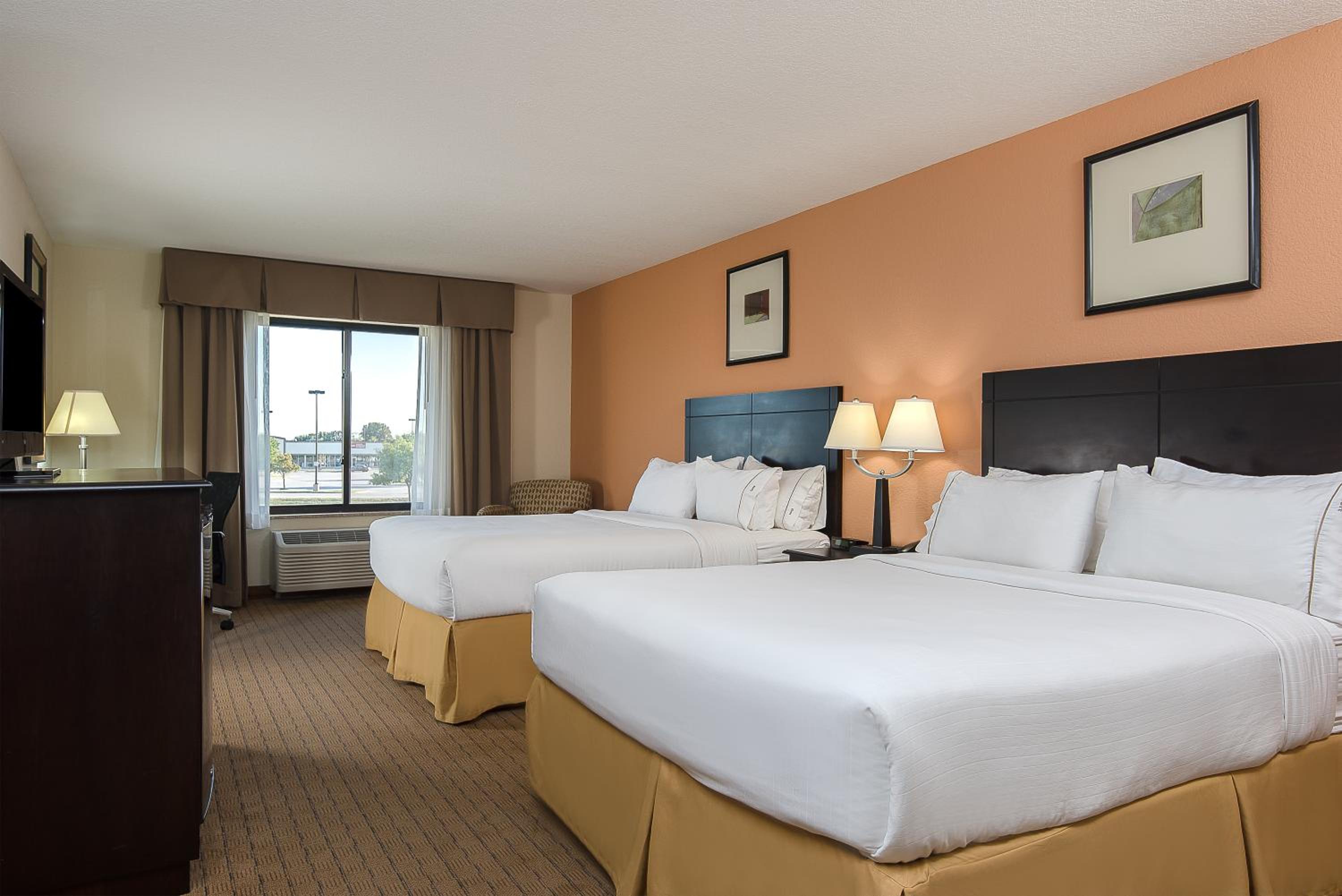 Standard Queen Room with Two Queen Beds - Photo 1