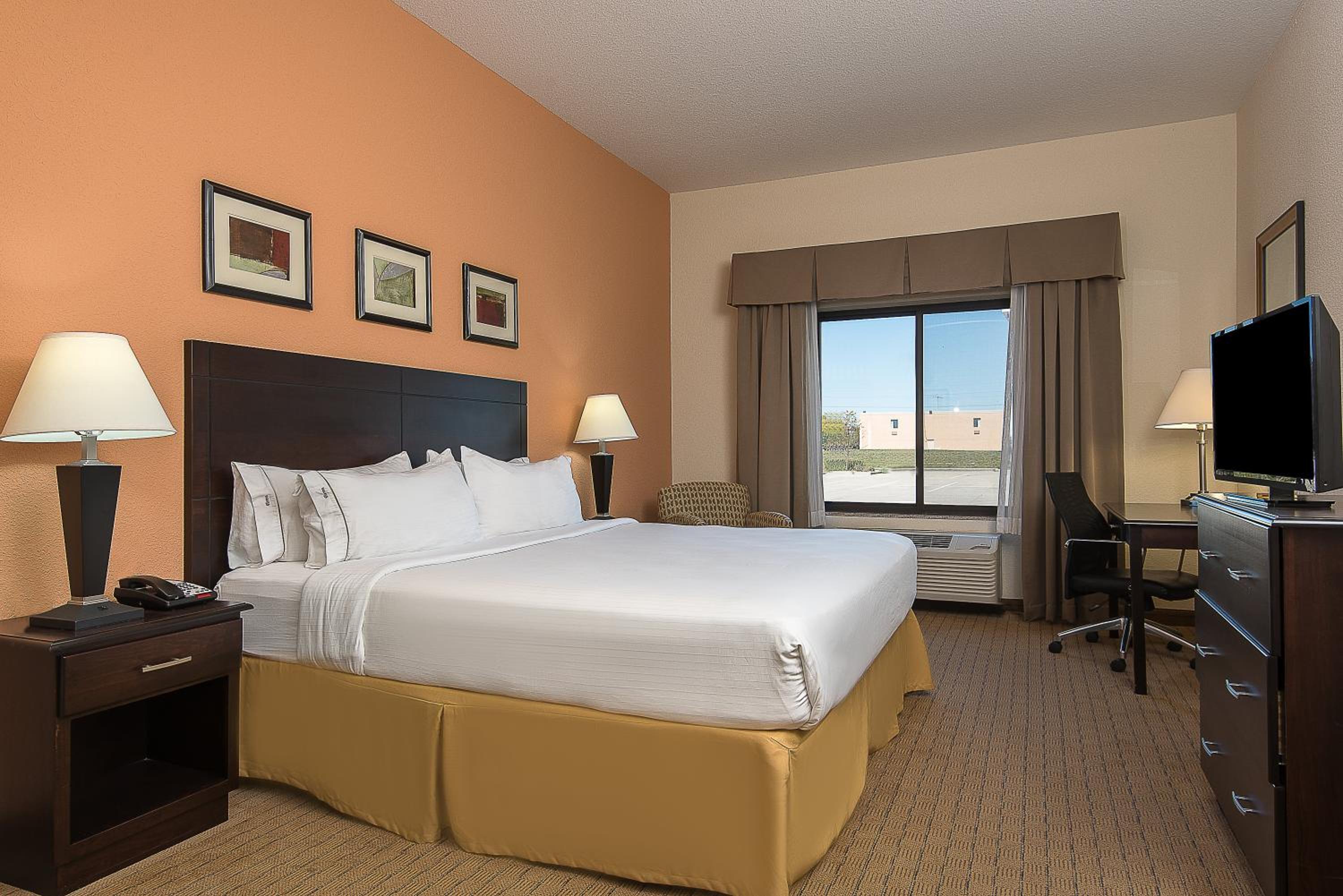 Standard King Room - Photo 7