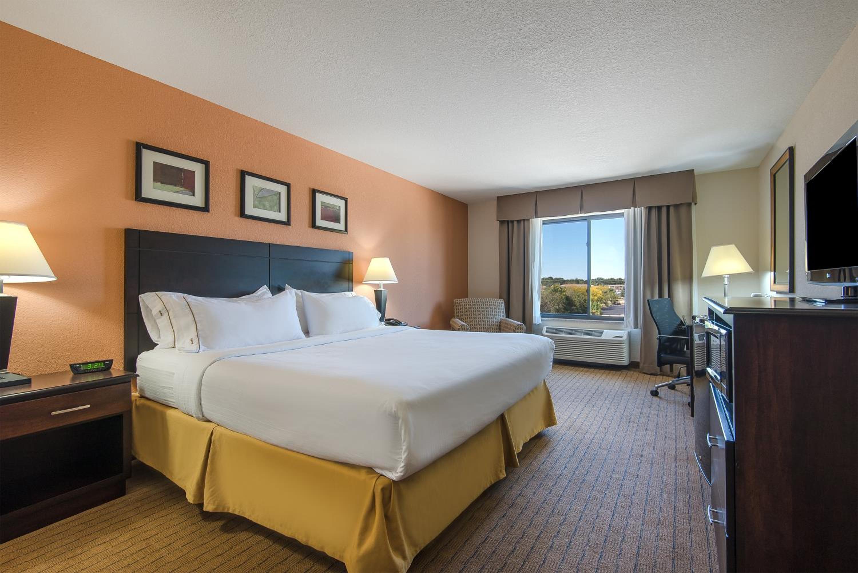 Standard King Room - Photo 2