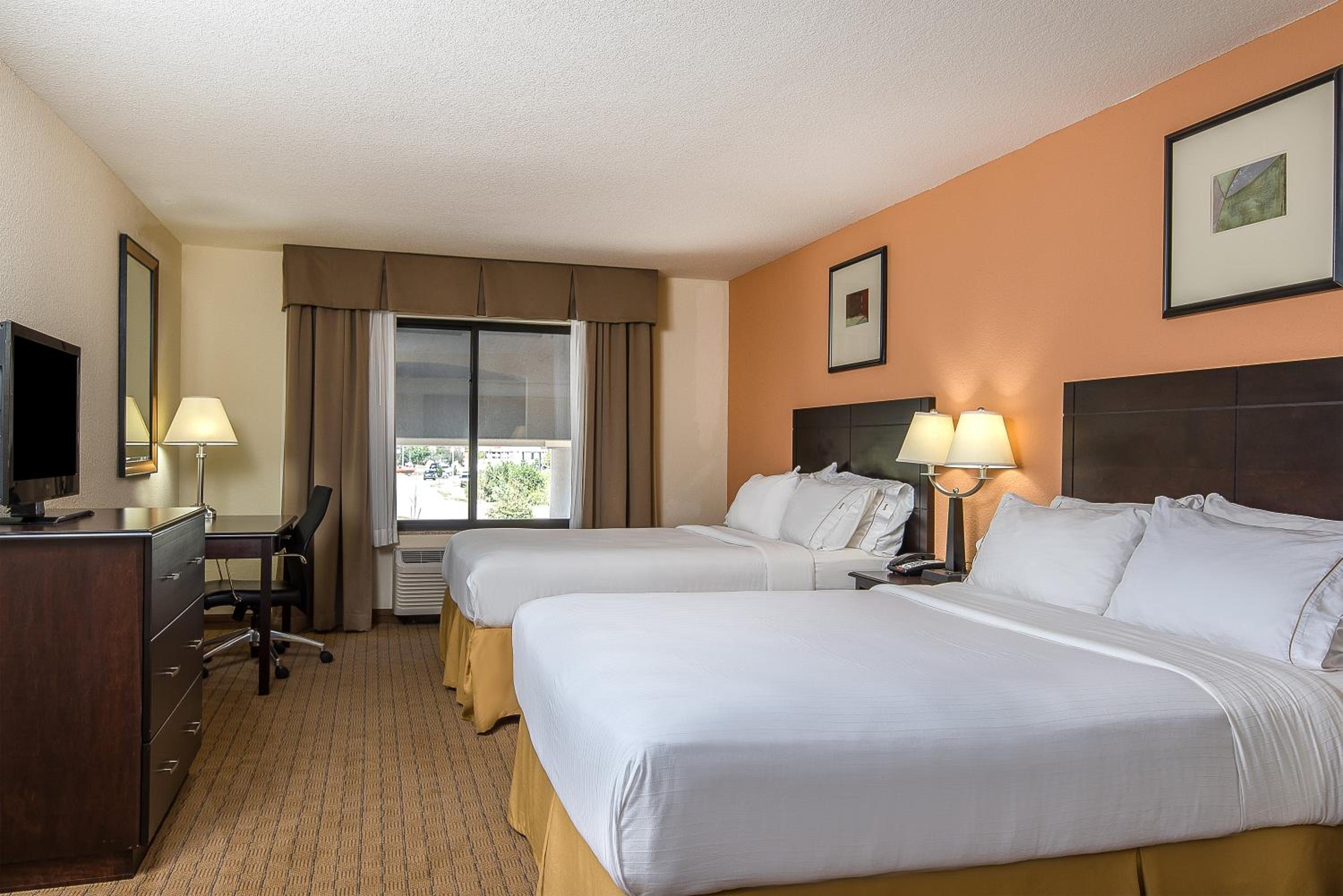 Standard Queen Room with Two Queen Beds - Photo 3