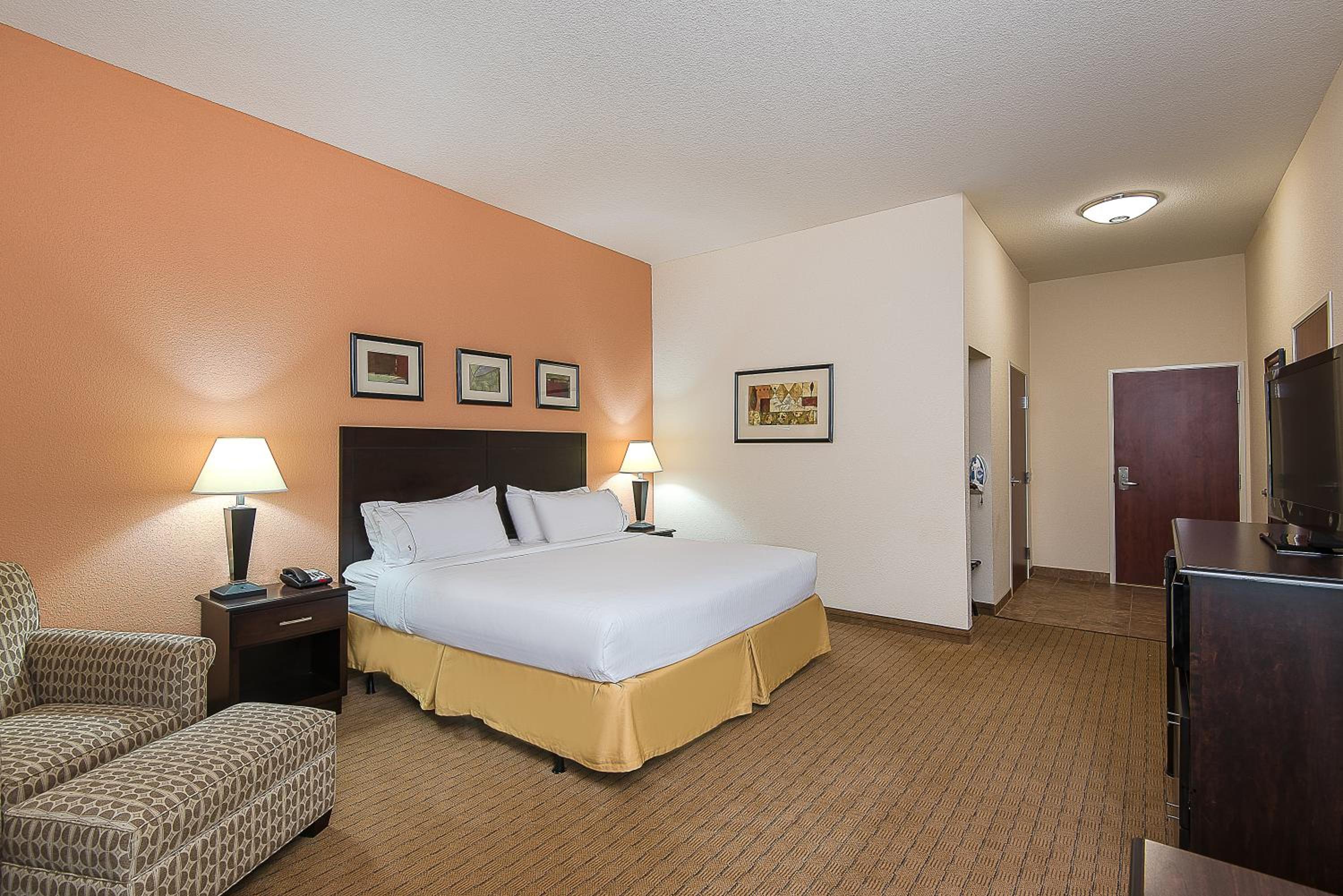 Standard King Room - Photo 5