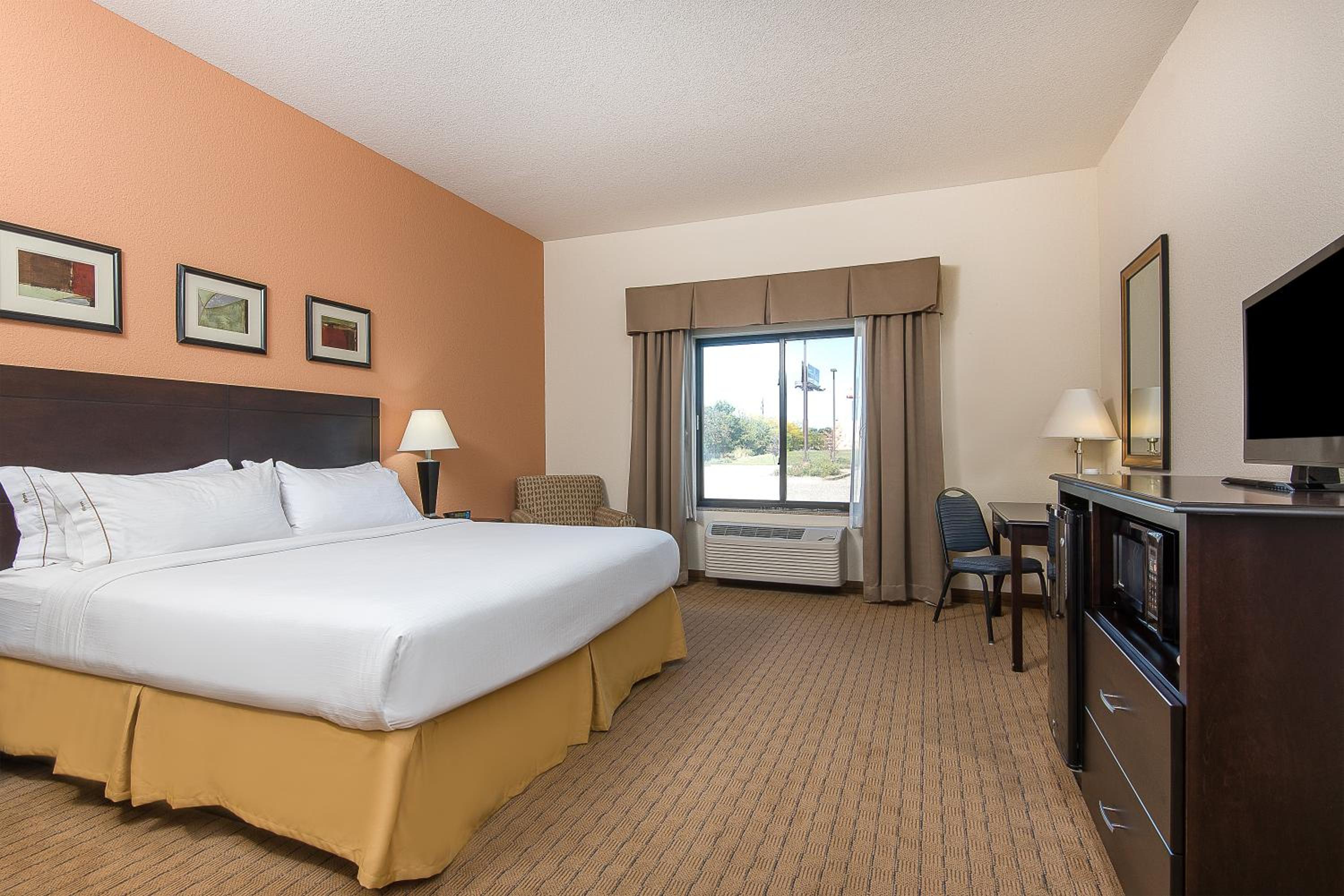 Standard King Room - Photo 6