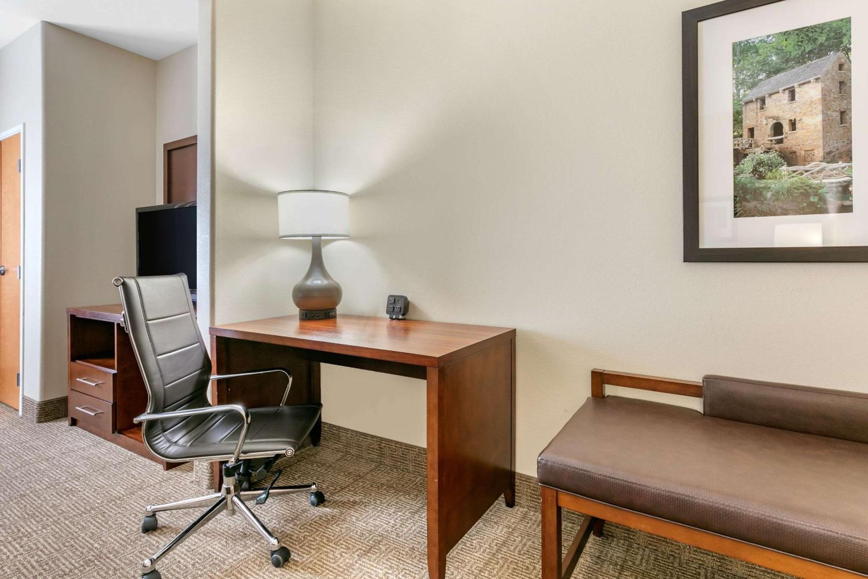 King Suite - Disability Access/Non-Smoking - Photo 2