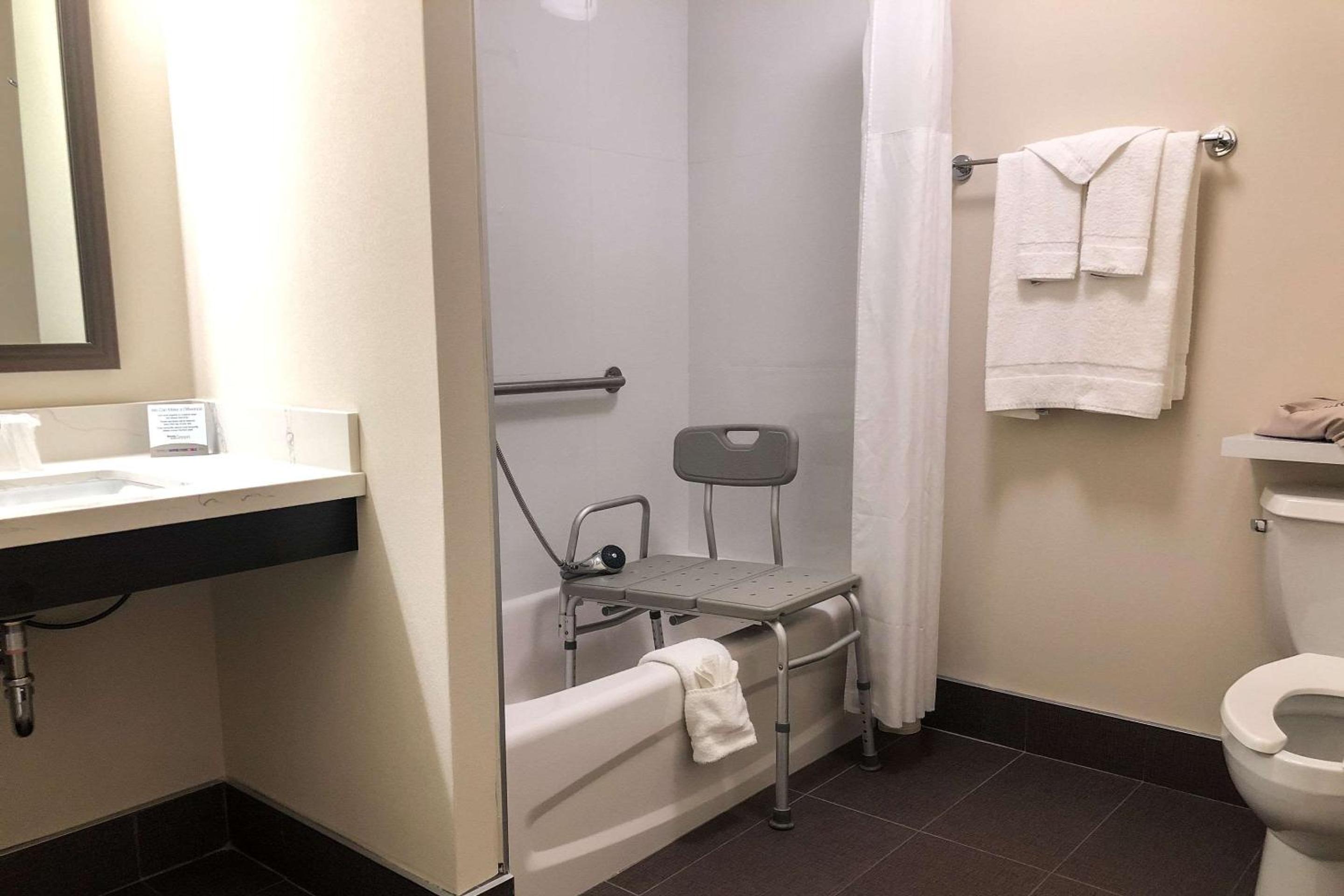 Queen Room with Two Queen Beds - Disability Access/Non-Smoking - Photo 5
