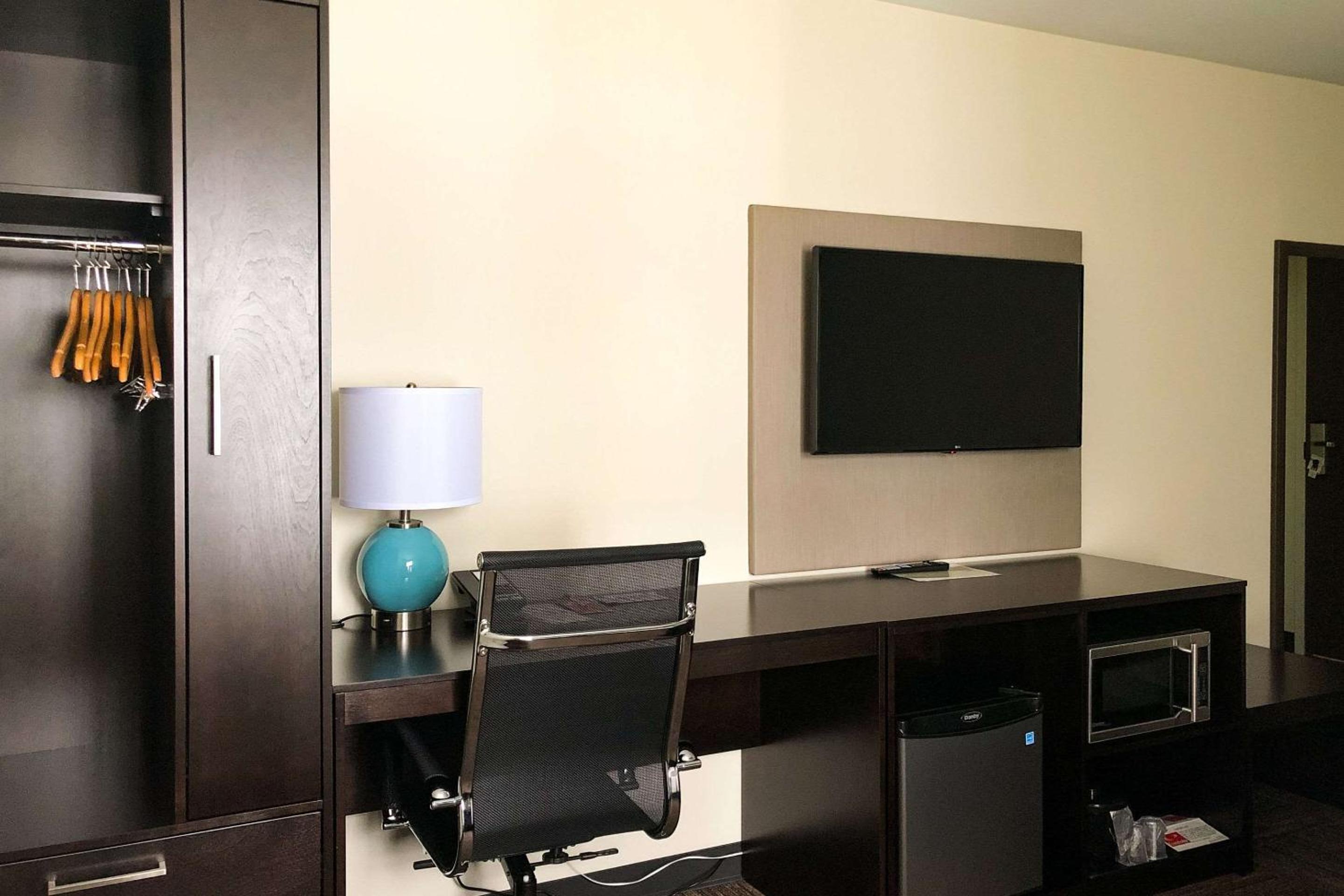 Standard Queen Room - Photo 8