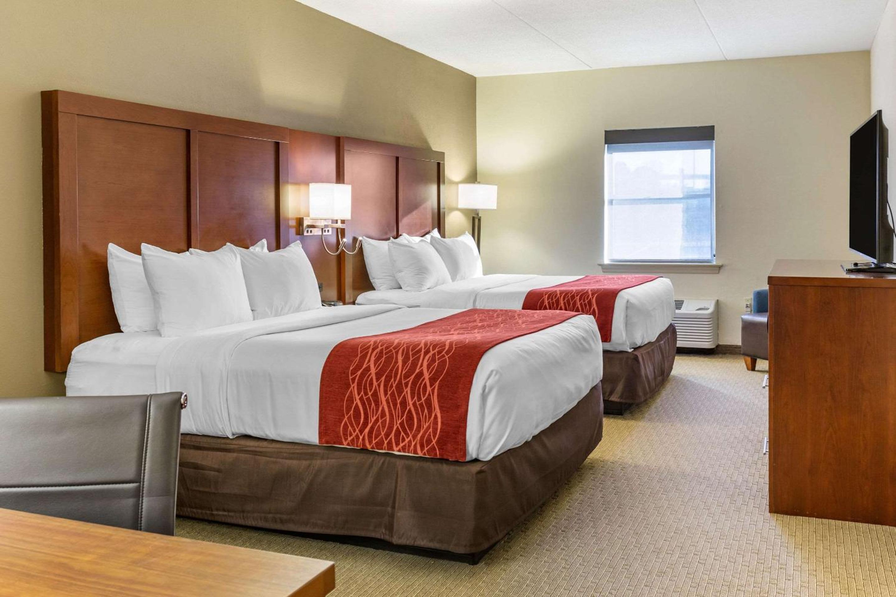 Queen Room with Two Queen Beds - Non-Smoking - Photo 3