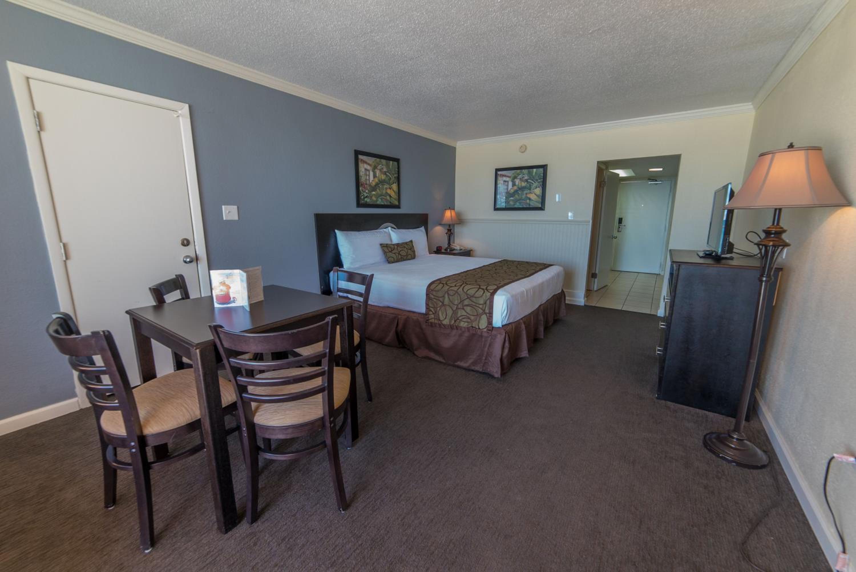 Standard King Room - Photo 5