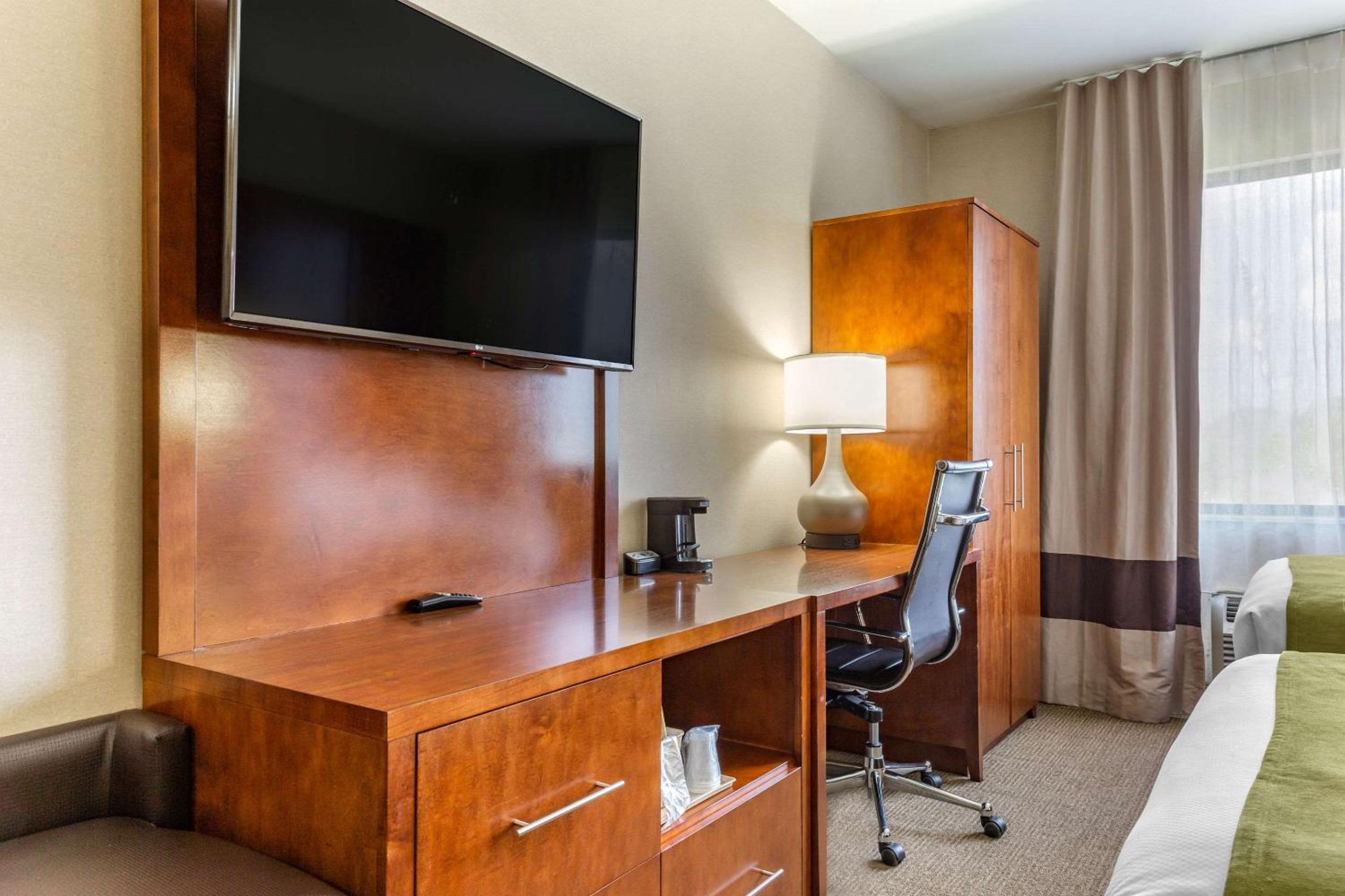 Double Suite with Two Double Beds - Non-Smoking - Photo 4