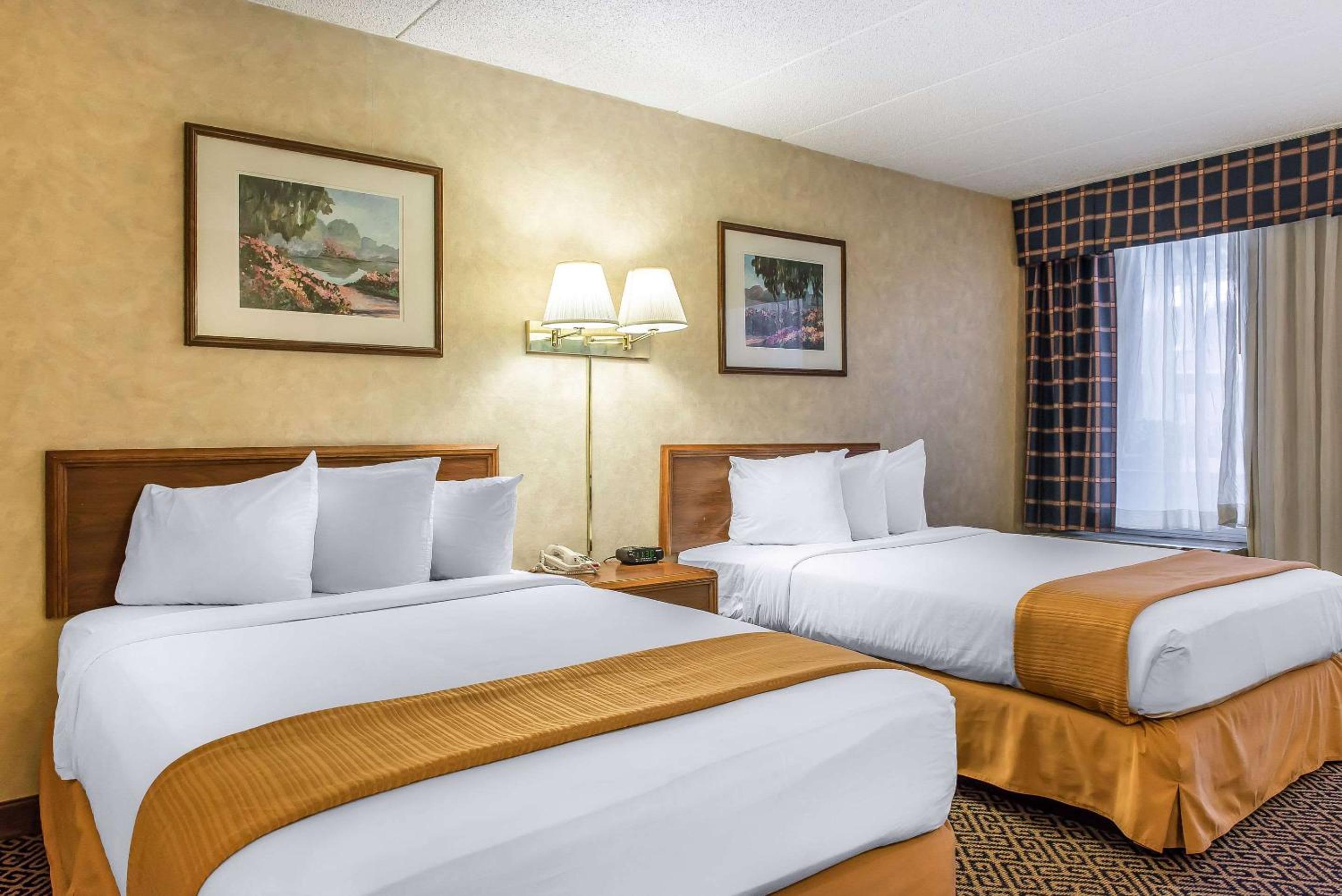 Efficiency Quadruple Room with Two Queen Beds - Non Smoking - Photo 2