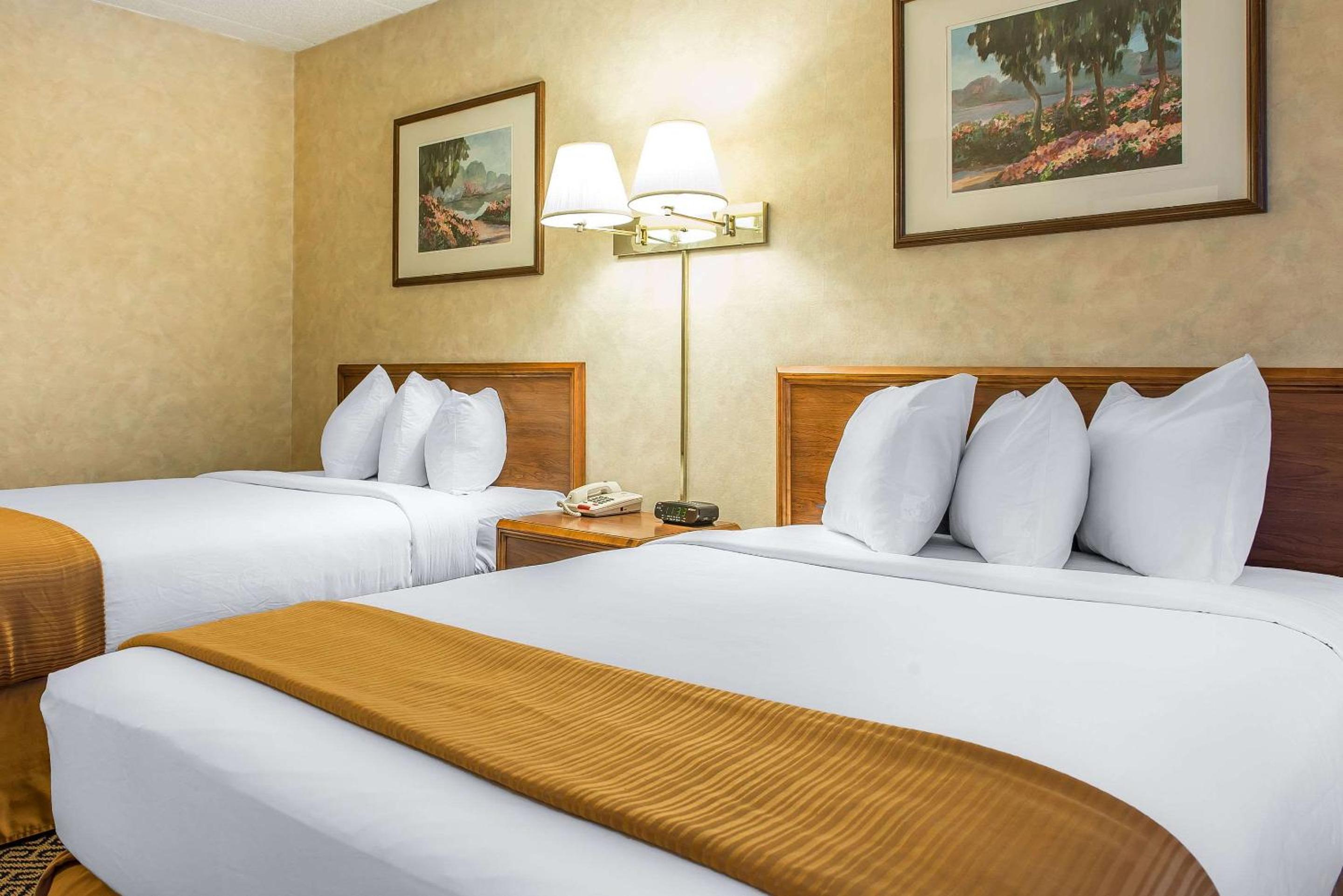 Efficiency Quadruple Room with Two Queen Beds - Non Smoking - Photo 1