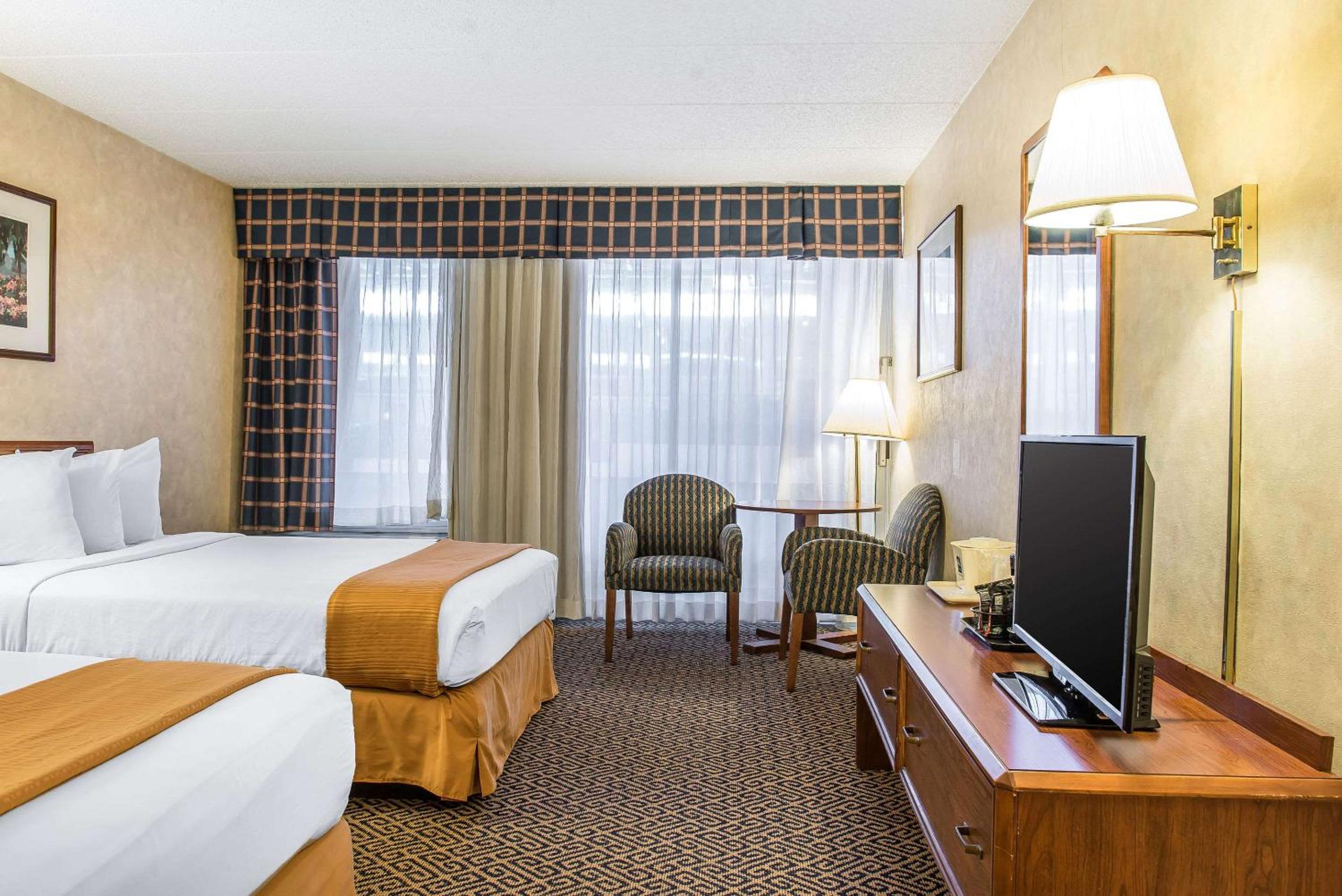 Efficiency Quadruple Room with Two Queen Beds - Non Smoking - Photo 3