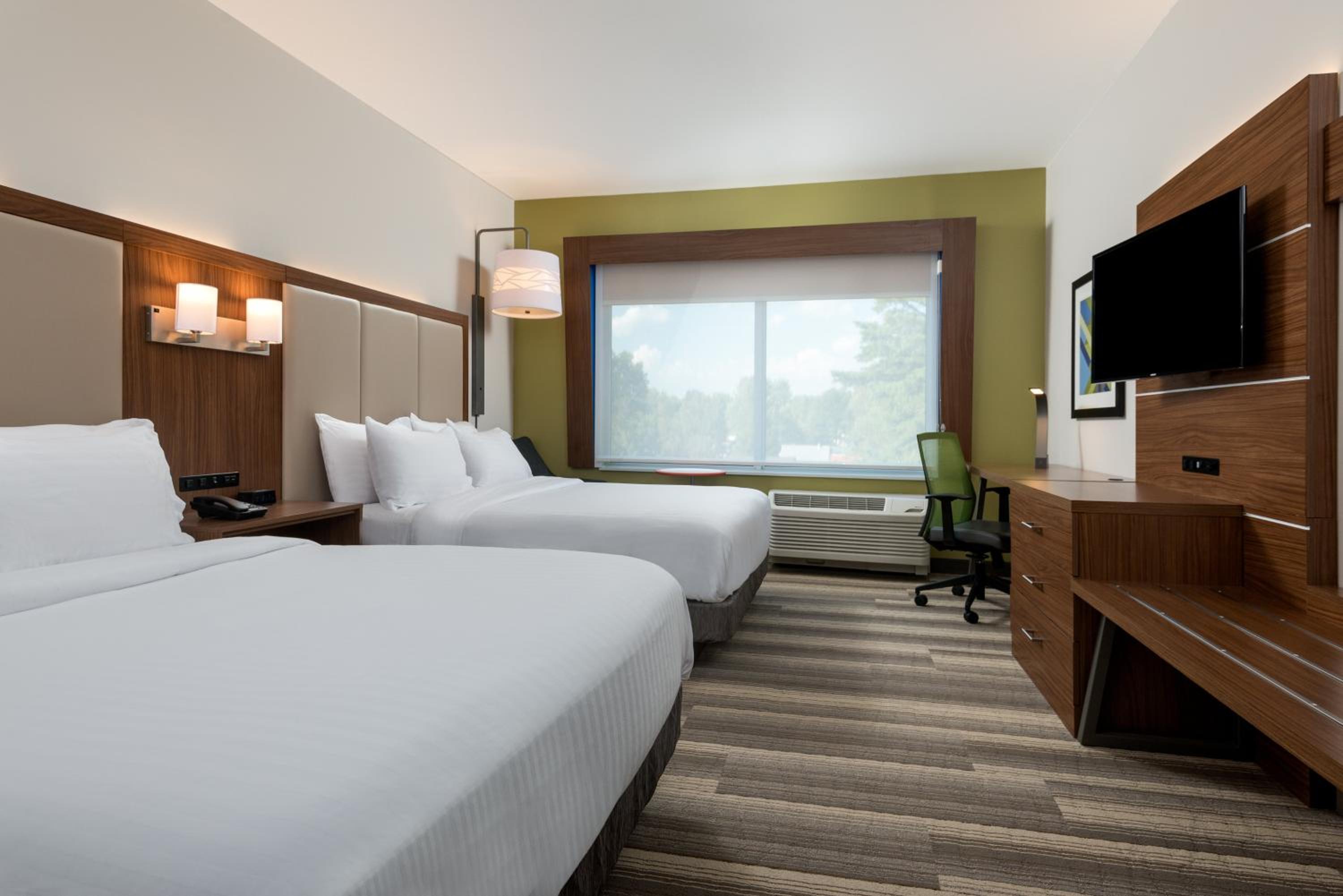 Standard Queen Room with Two Queen Beds photo 1