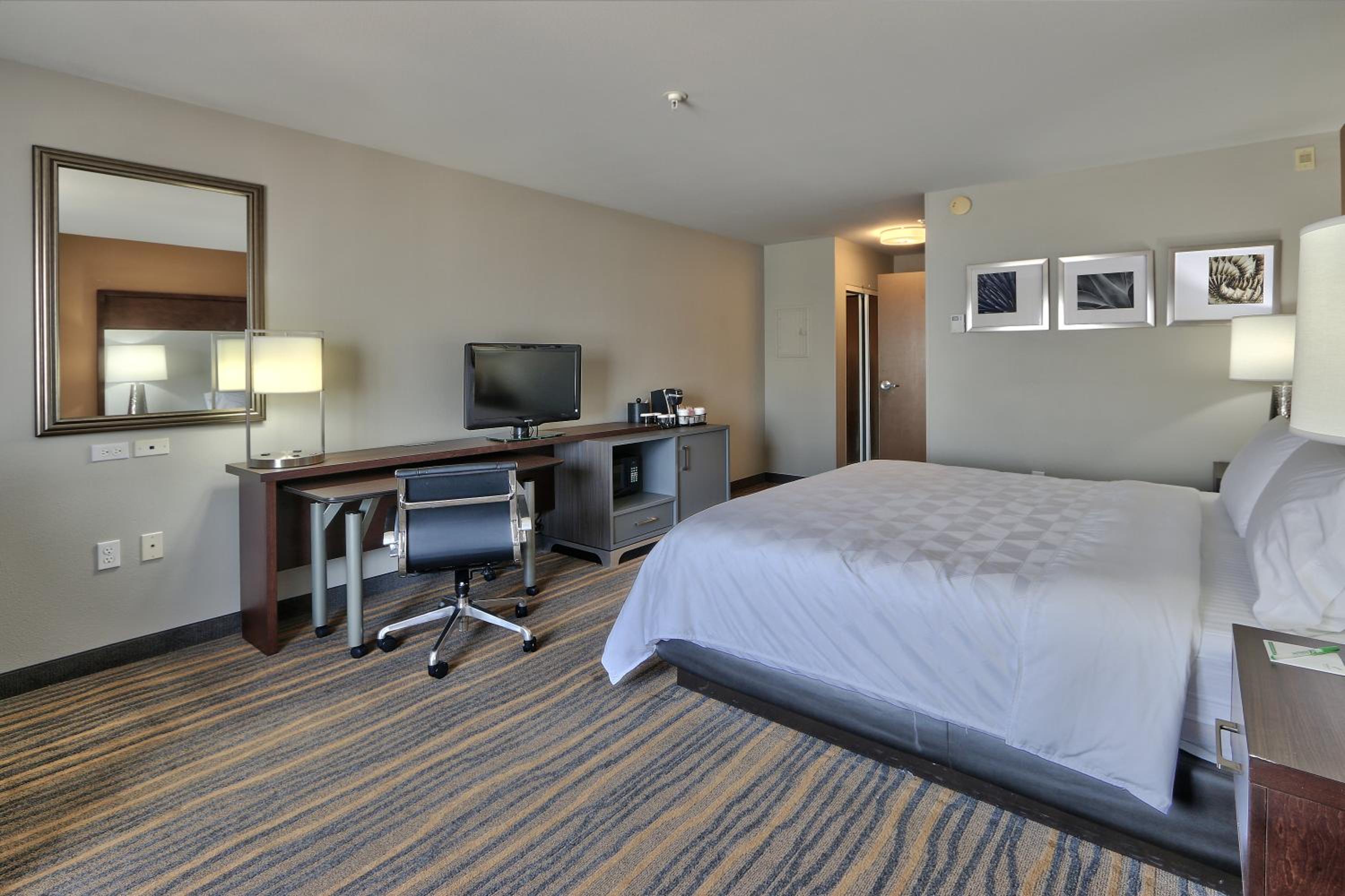 Standard King Room - Photo 3