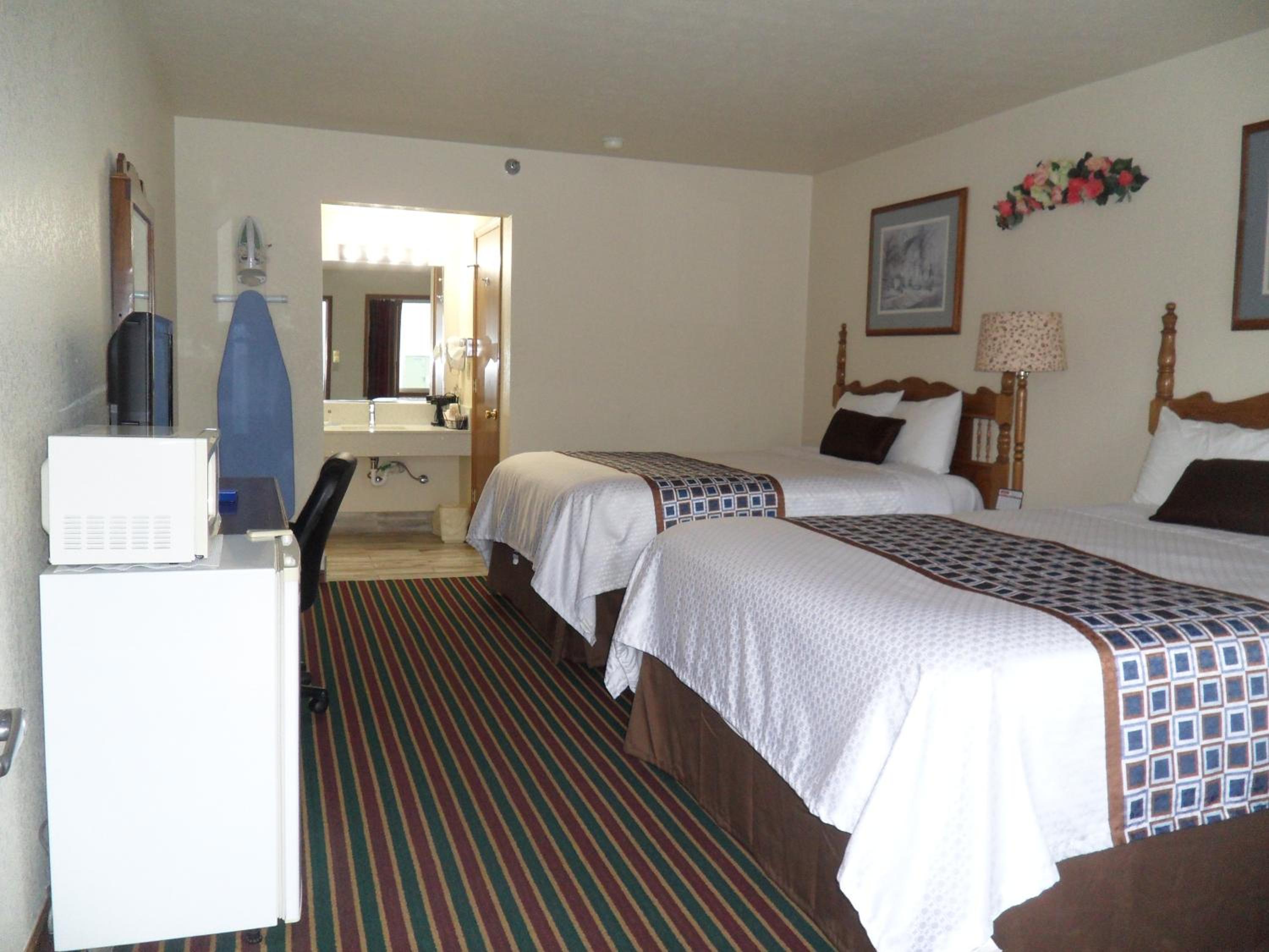 Queen Room with Two Queen Beds - Non-Smoking photo 2