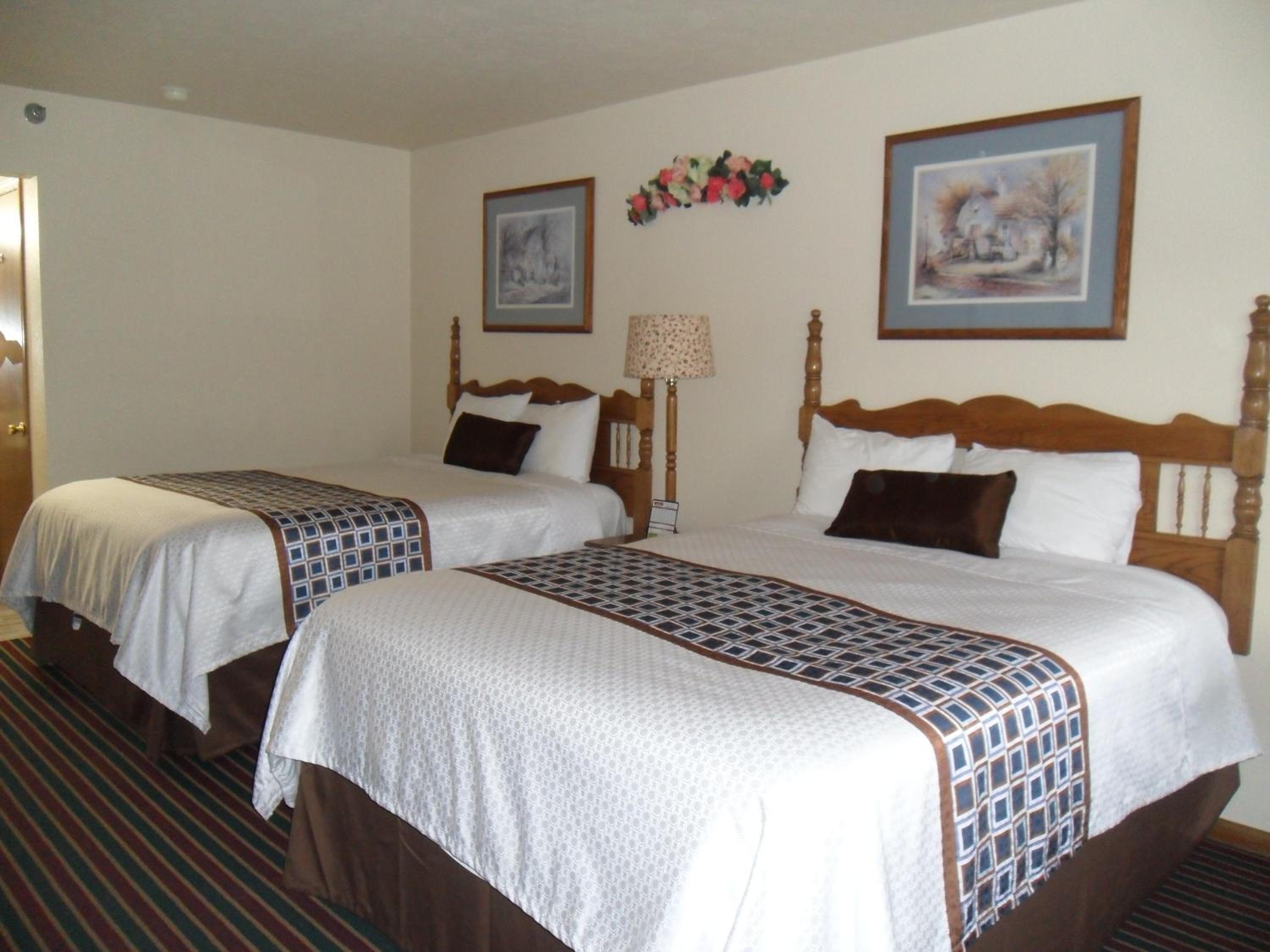 Queen Room with Two Queen Beds - Non-Smoking photo 3