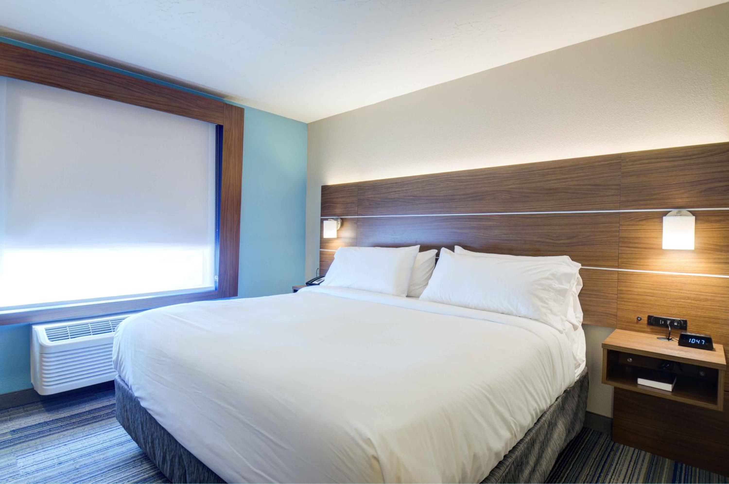 One-Bedroom Suite with Tub - Mobility Accessible photo 2