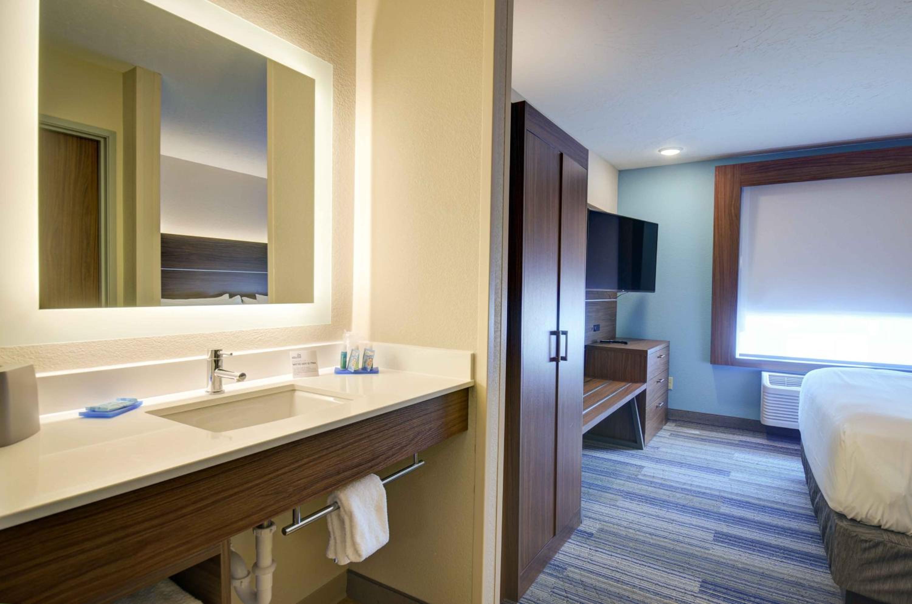One-Bedroom Suite with Tub - Mobility Accessible photo 3