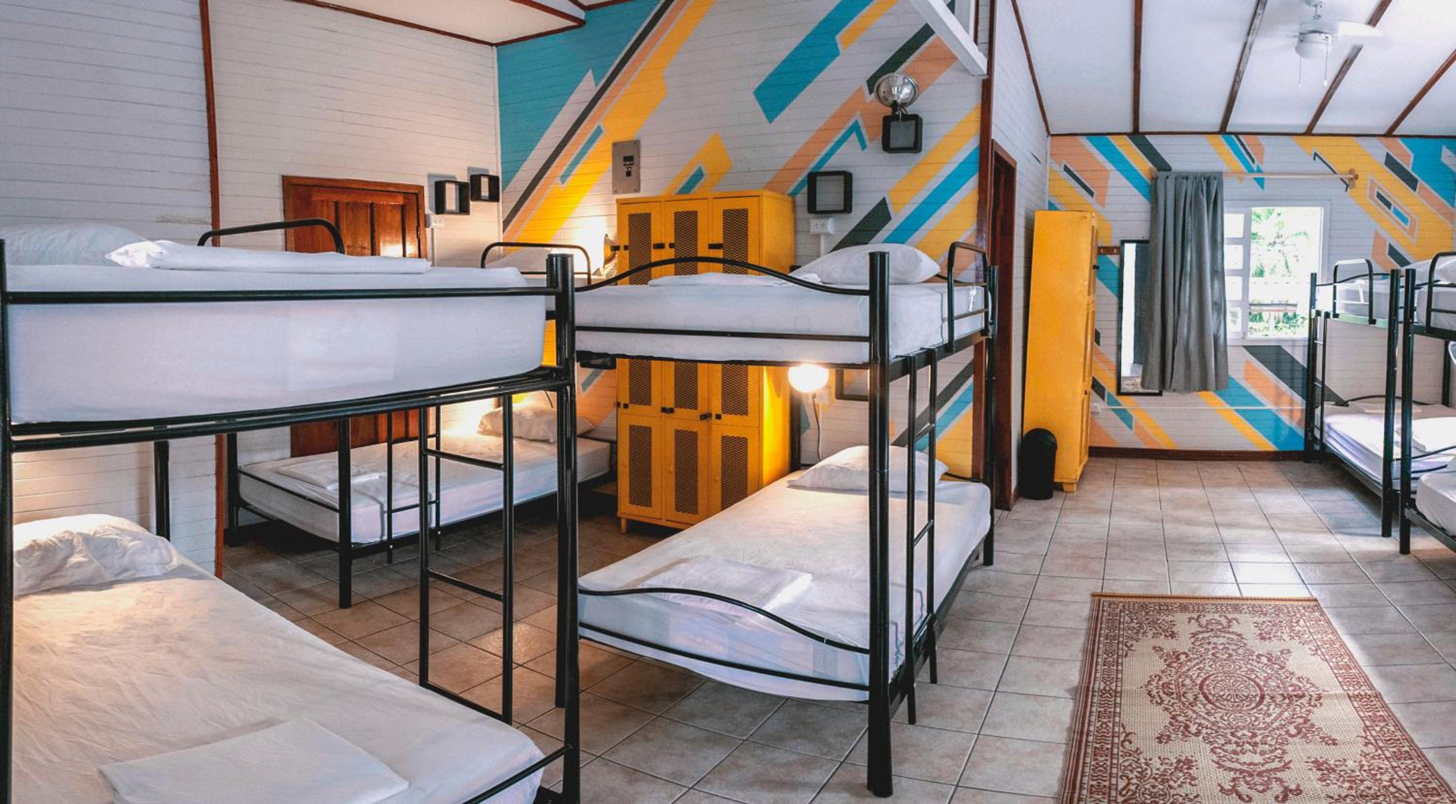 Cama em Quarto Compartilhado Misto de 12 Camas