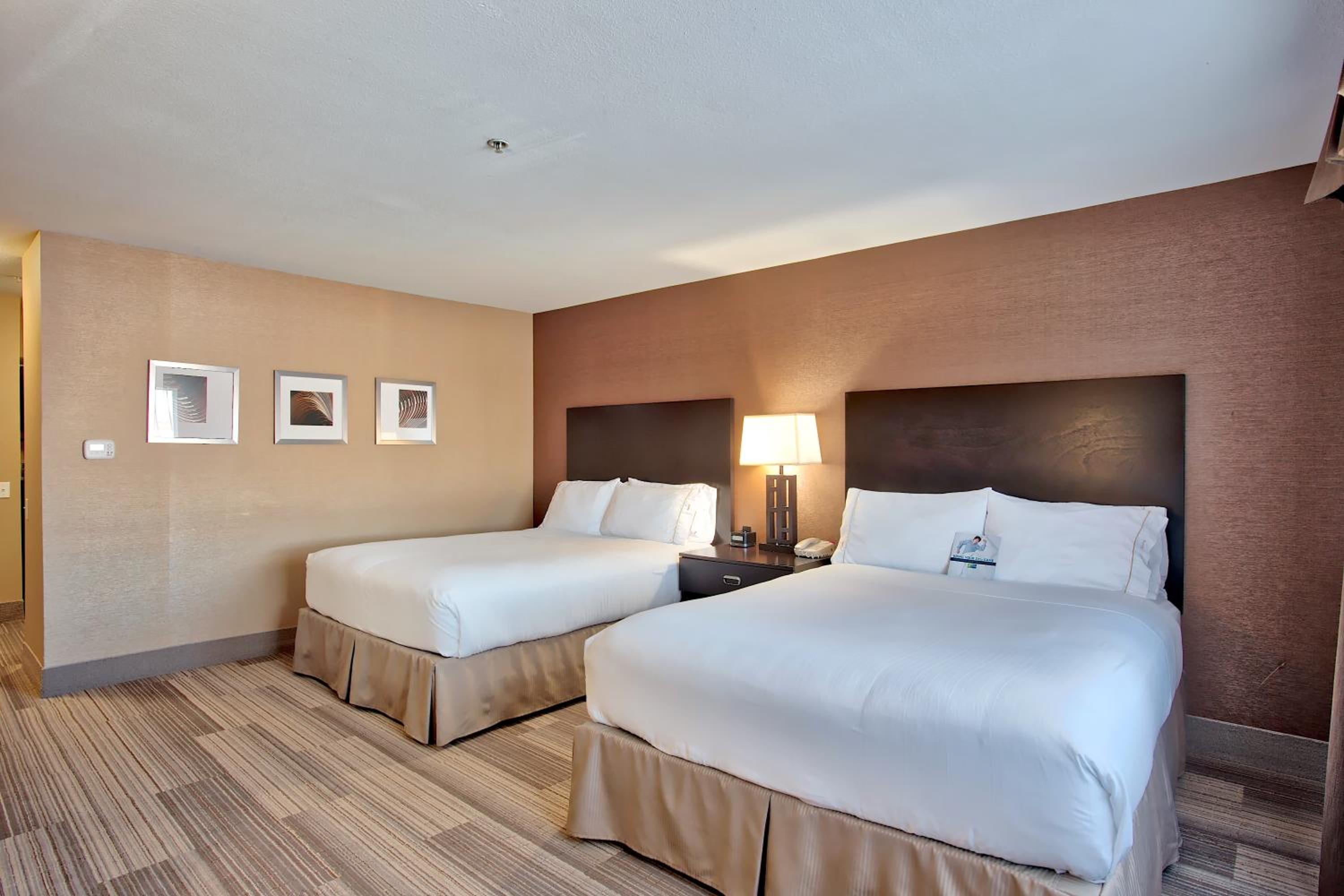 Standard Room With Two Queen Beds - Photo 8
