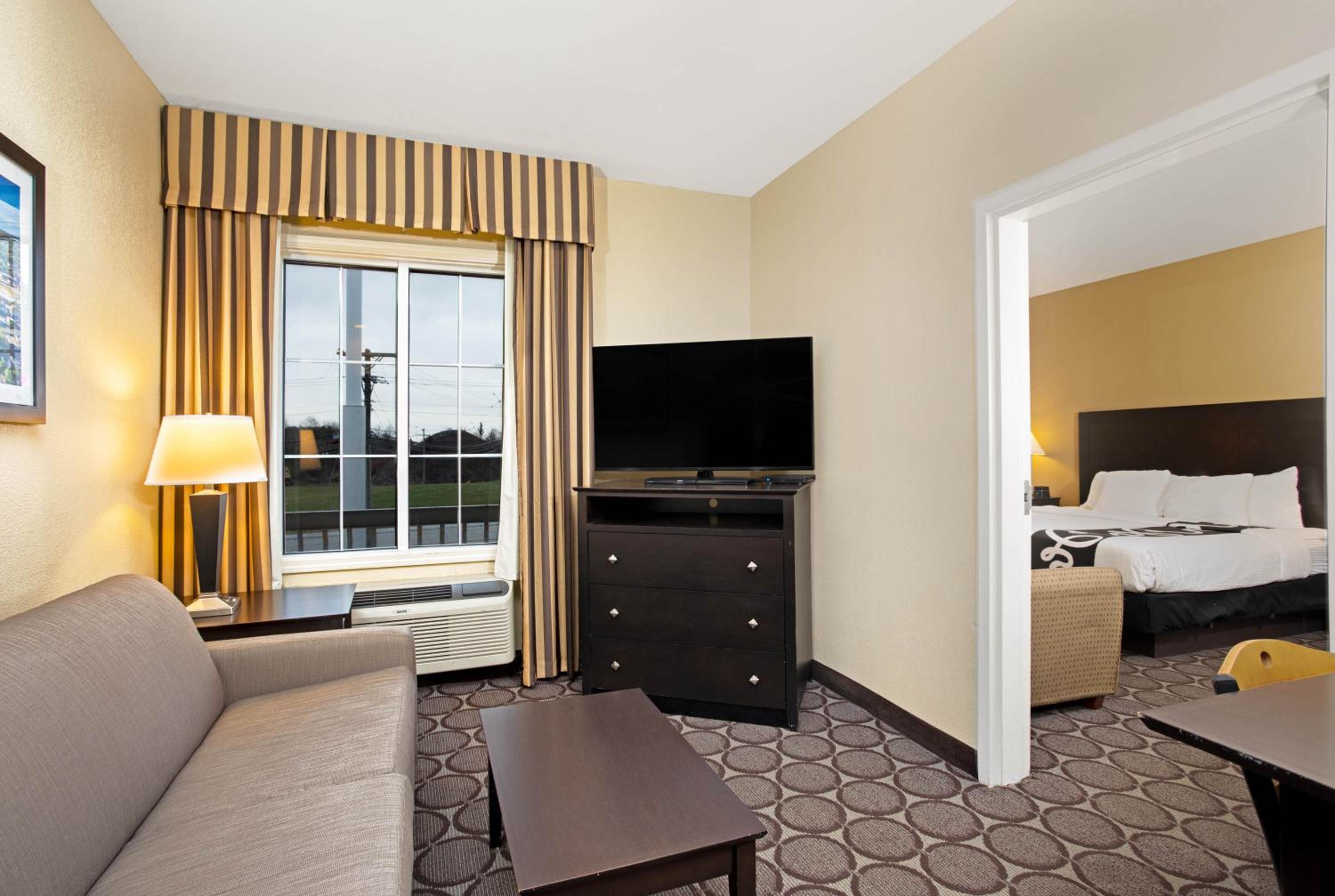 King Suite - Non-Smoking - Photo 7