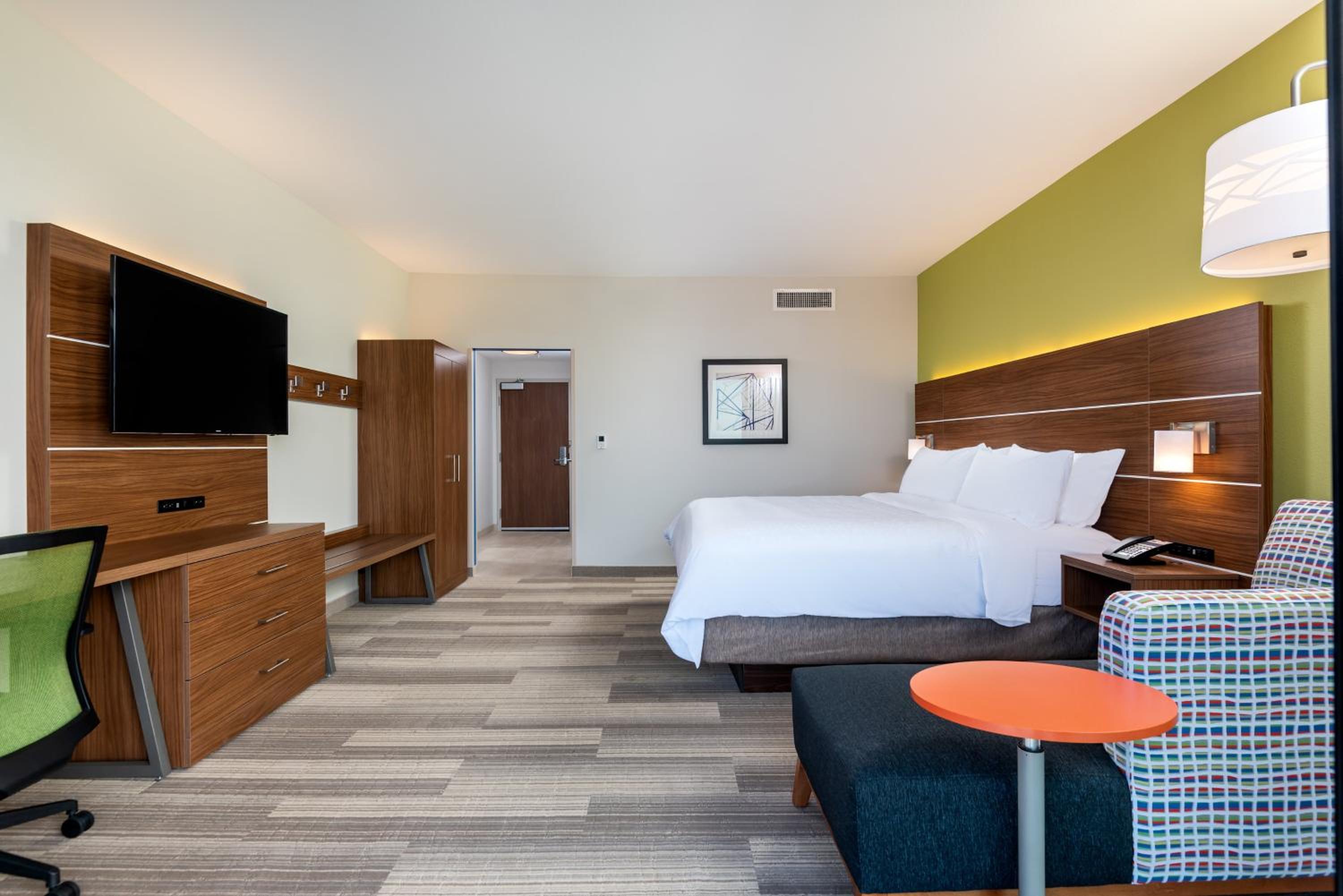 King Suite - Communications and Mobility Accessible Tub