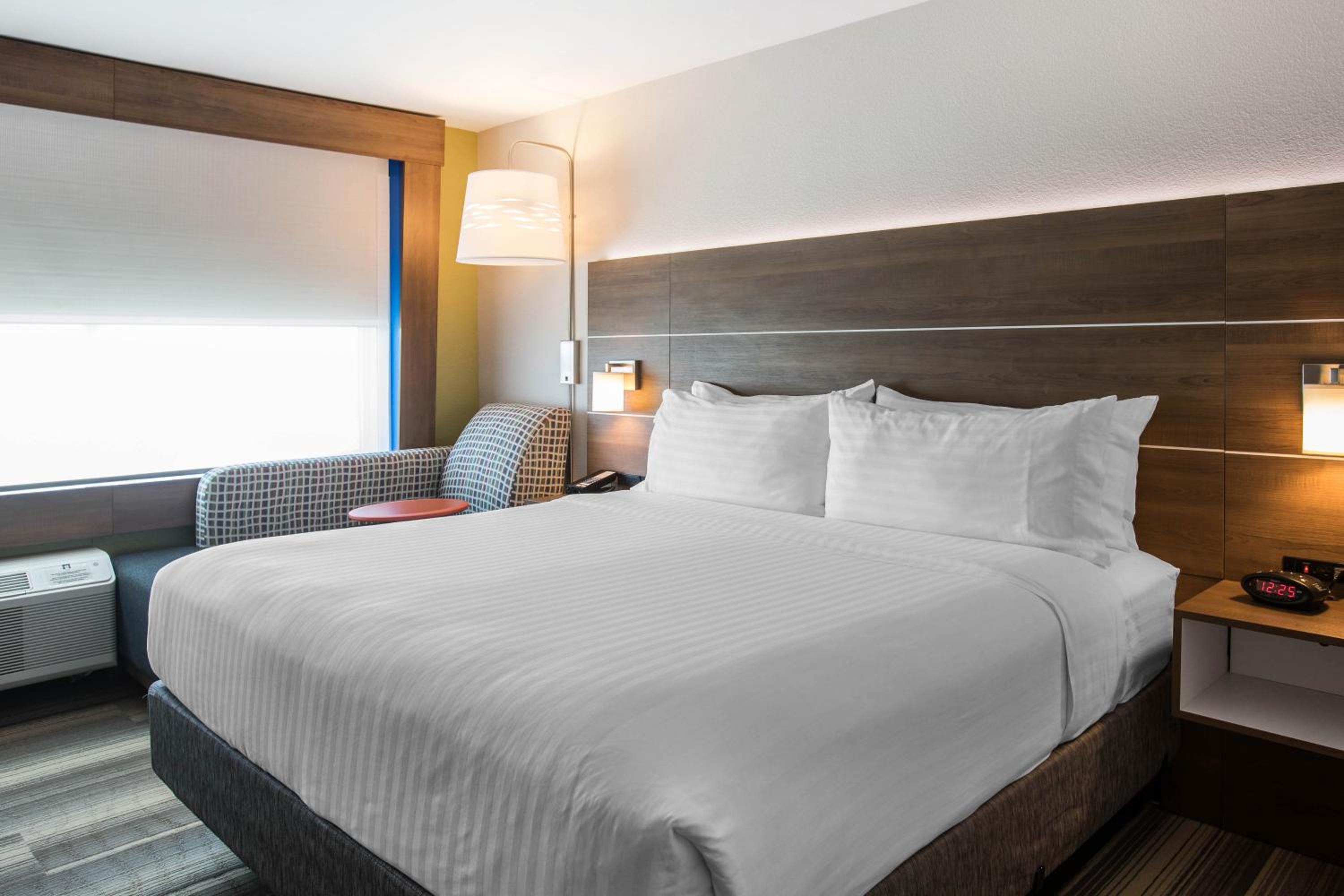Standard King Room - Photo 4