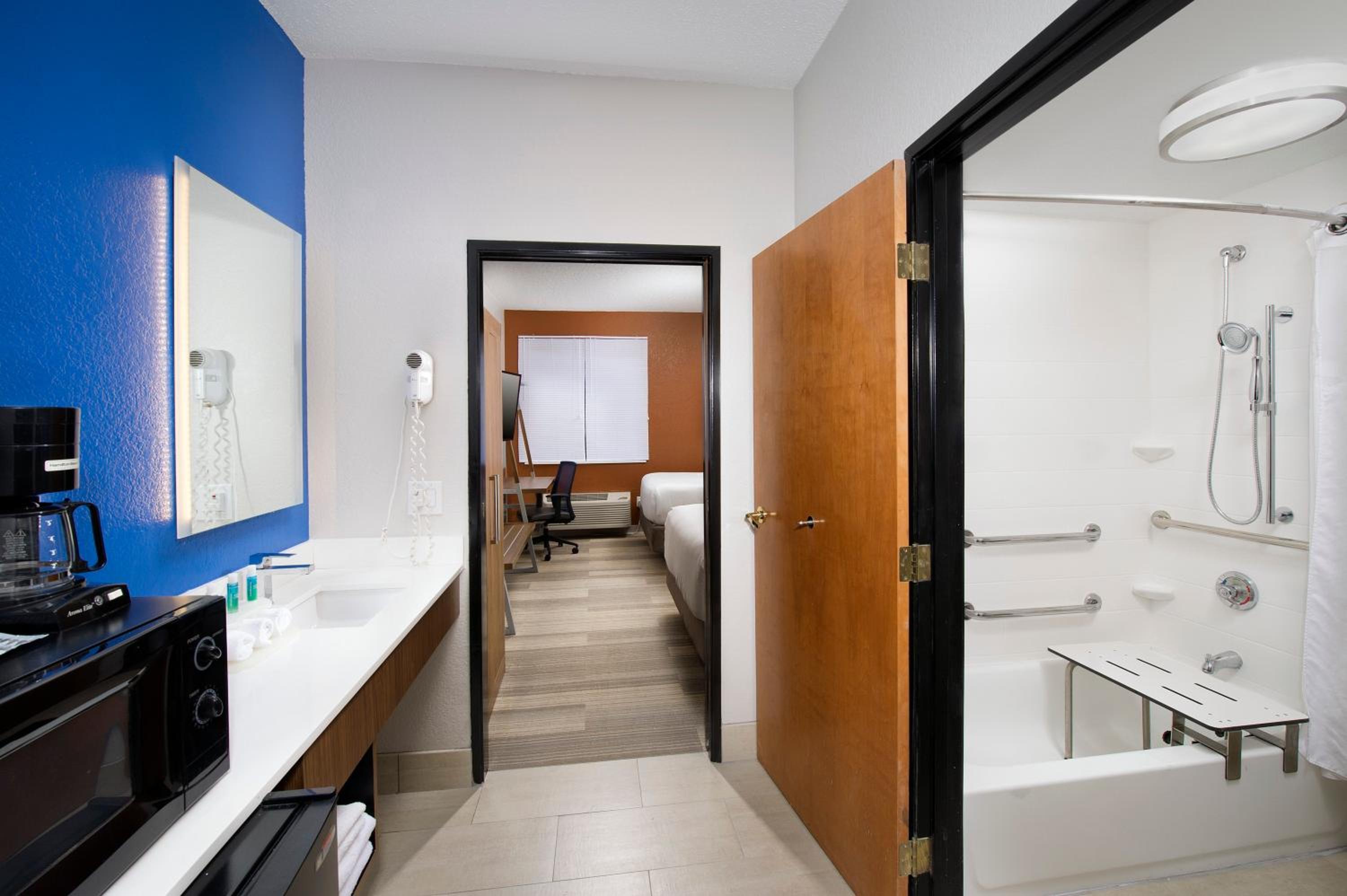 King Studio Suite with Mobility Accessible Tub - Non-Smoking - Photo 3
