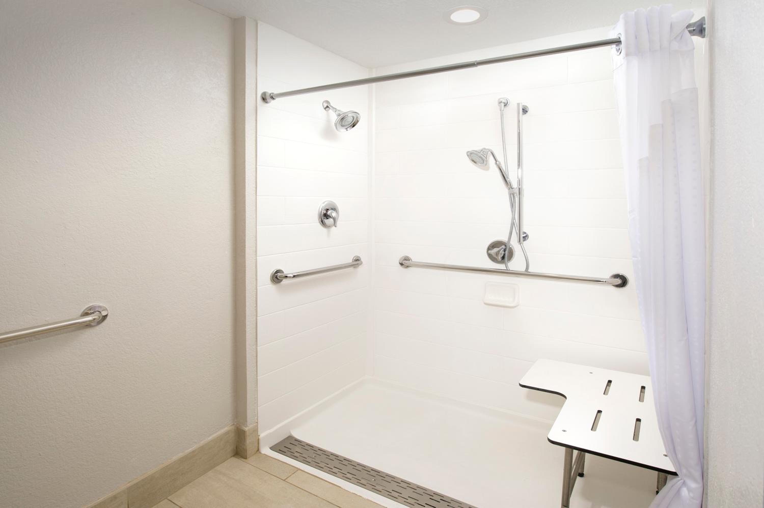 King Studio Suite with Mobility Accessible Tub - Non-Smoking - Photo 2