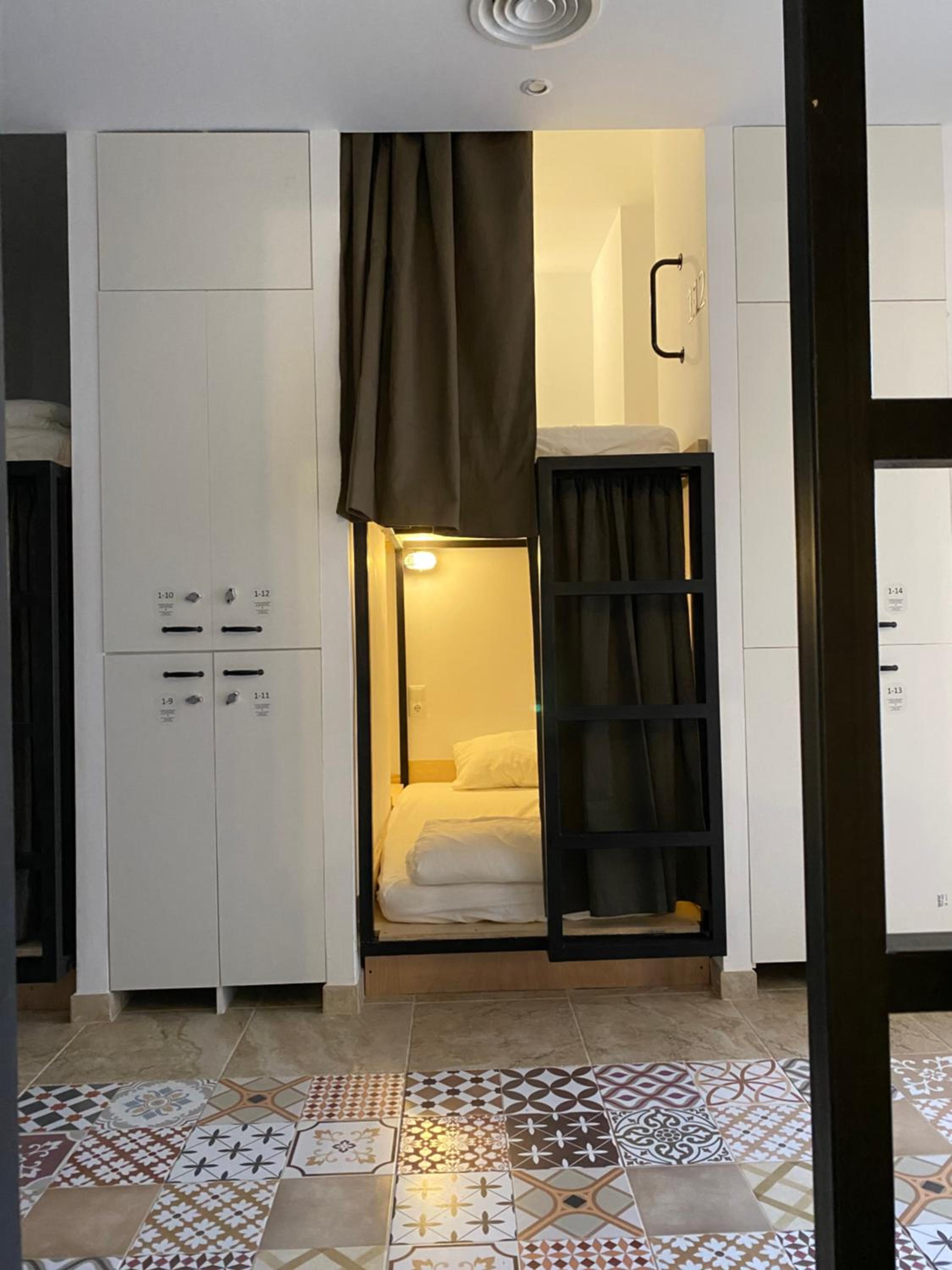 Cama en dormitorio compartido mixto de 14 camas