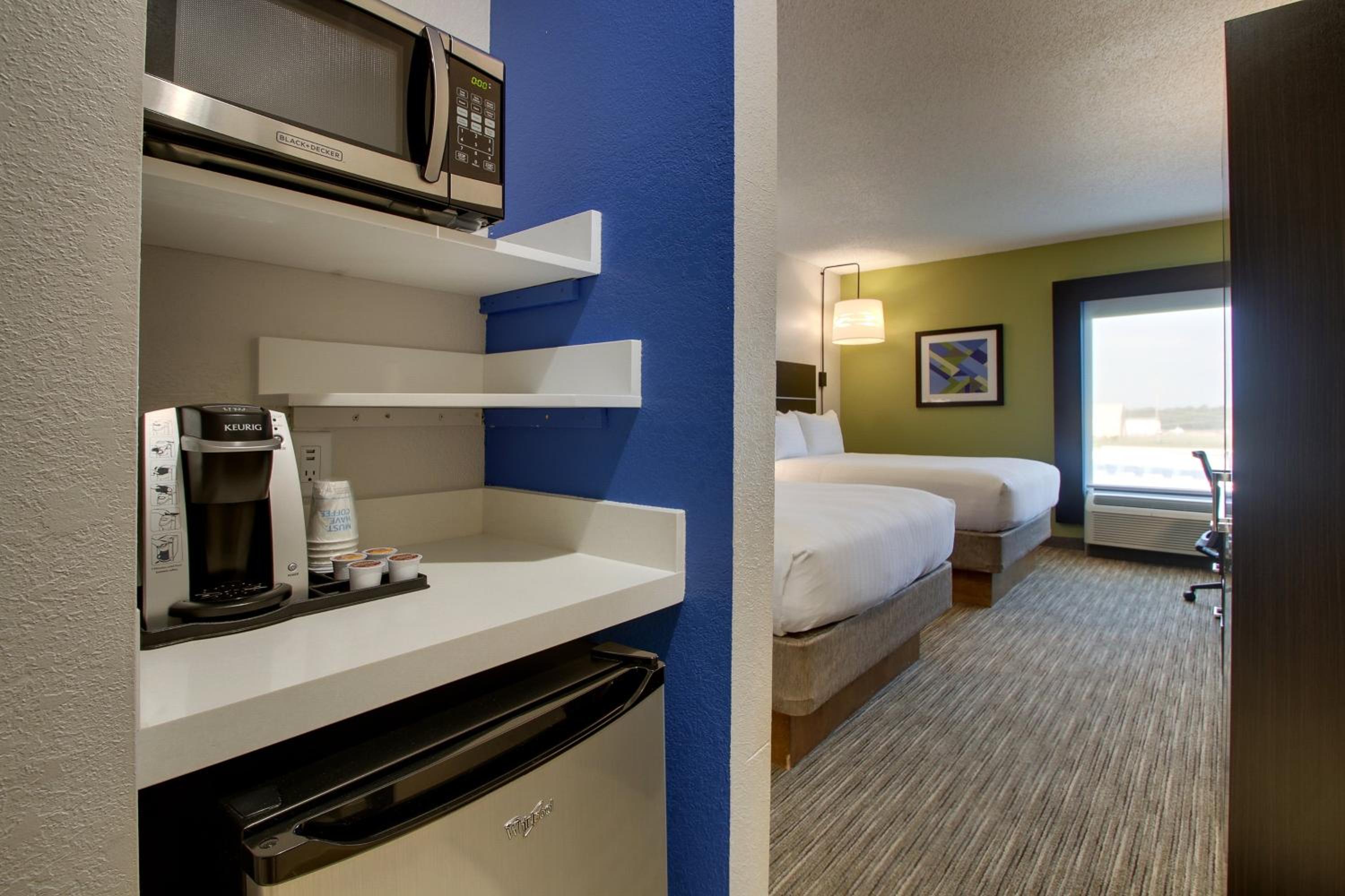 Standard Room with Two Queen Beds - Photo 4