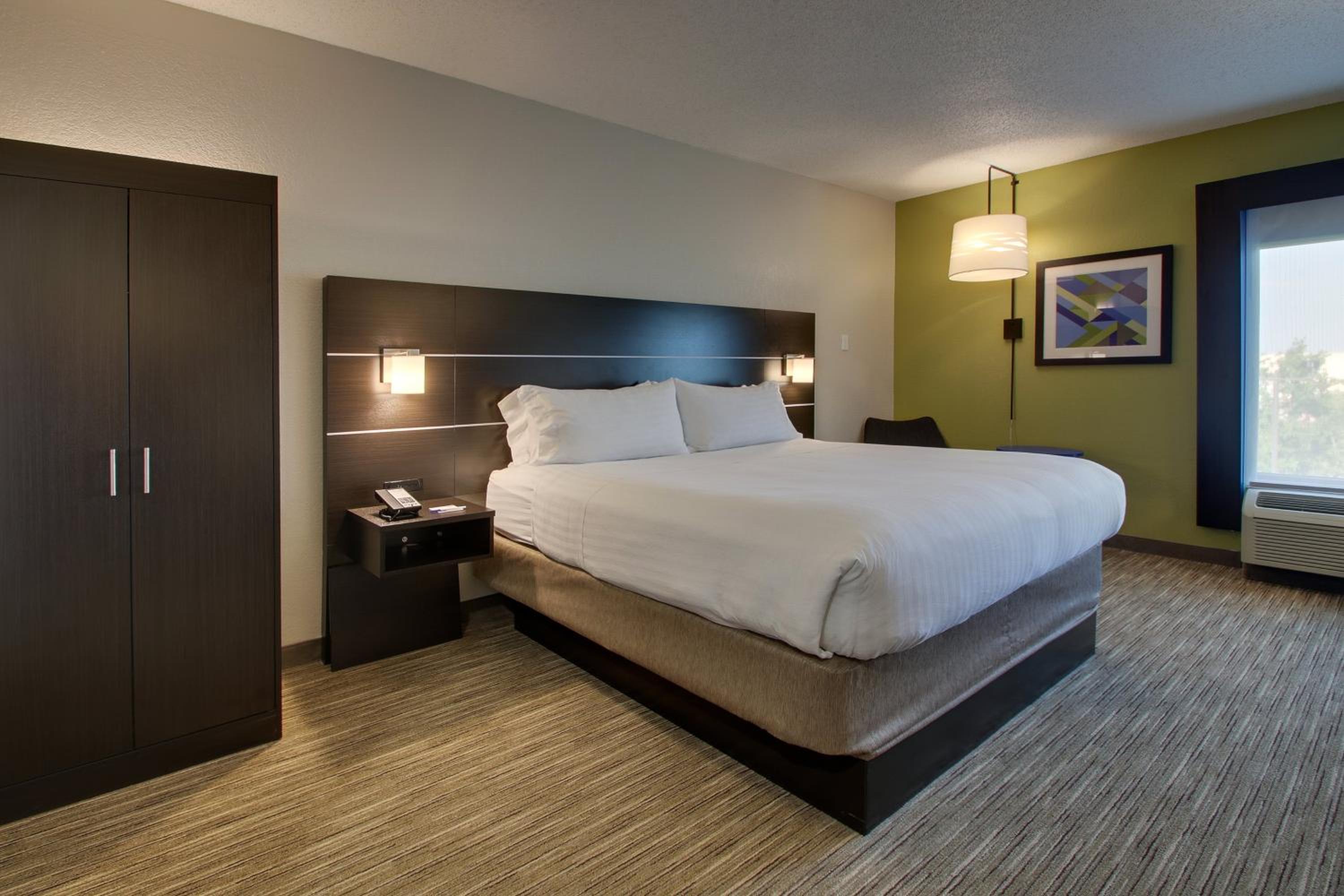 Standard King Room - Photo 2