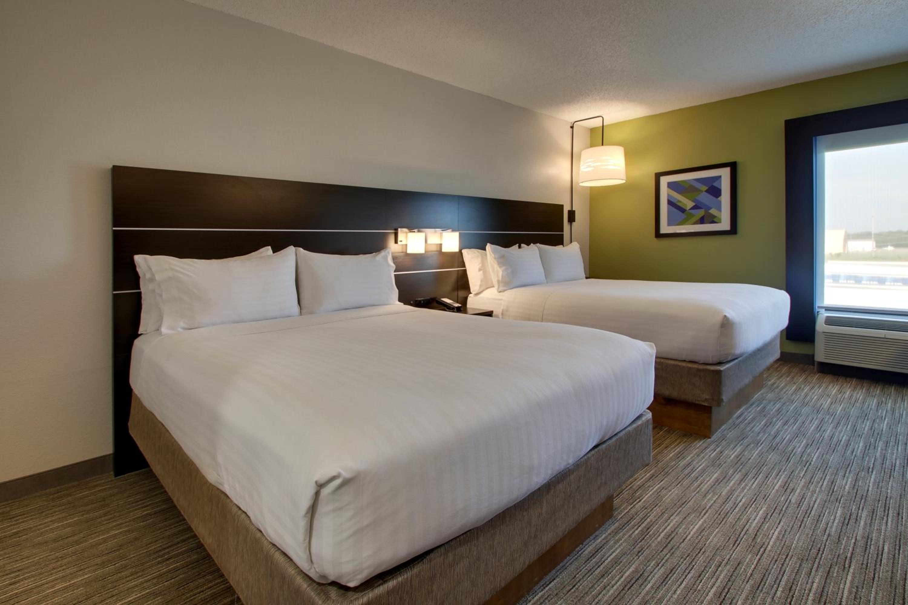 Standard Room with Two Queen Beds - Photo 3